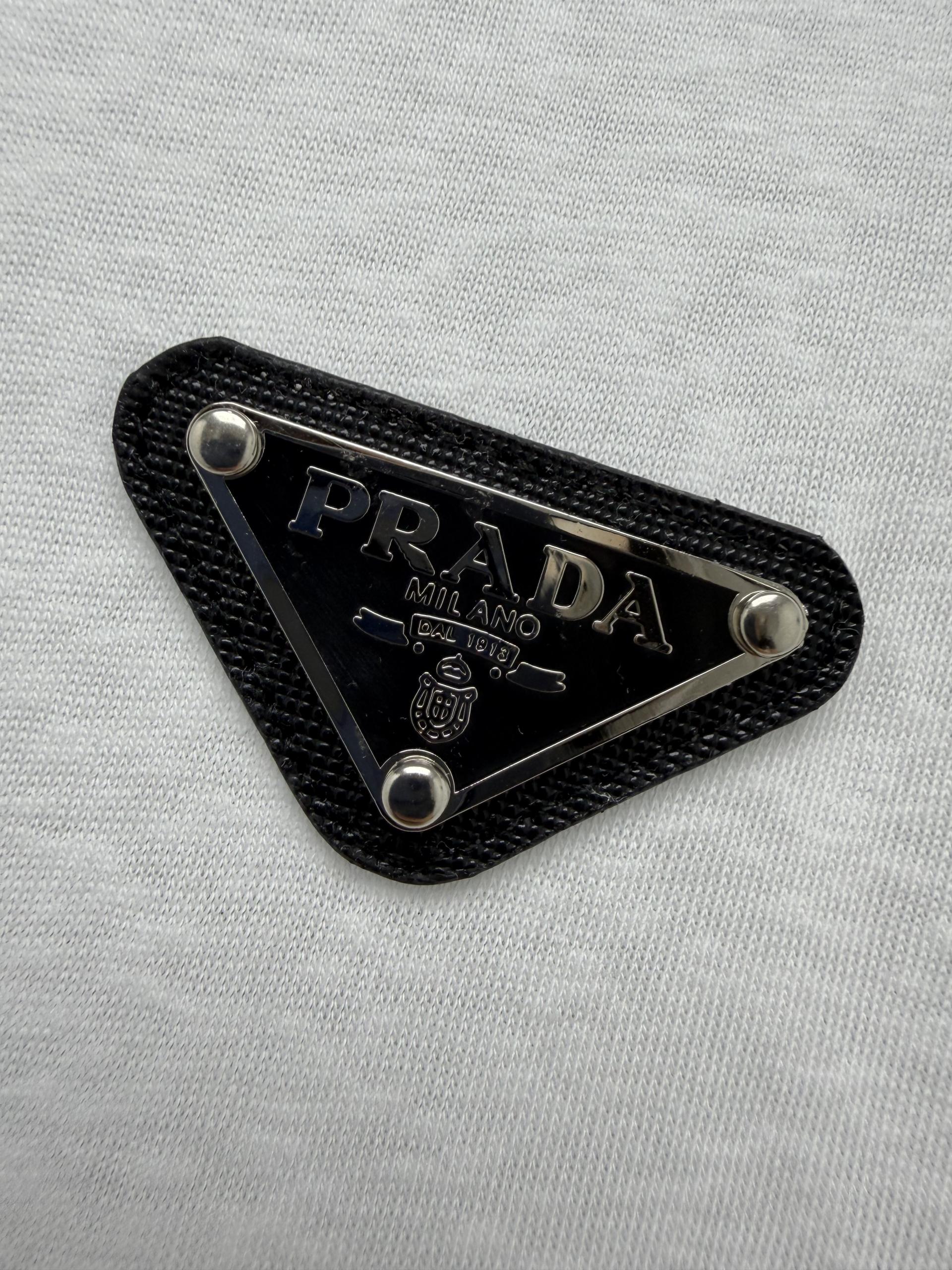 [Prada] 프라다 26SS 백리스 스트랩 반팔 티셔츠 의류