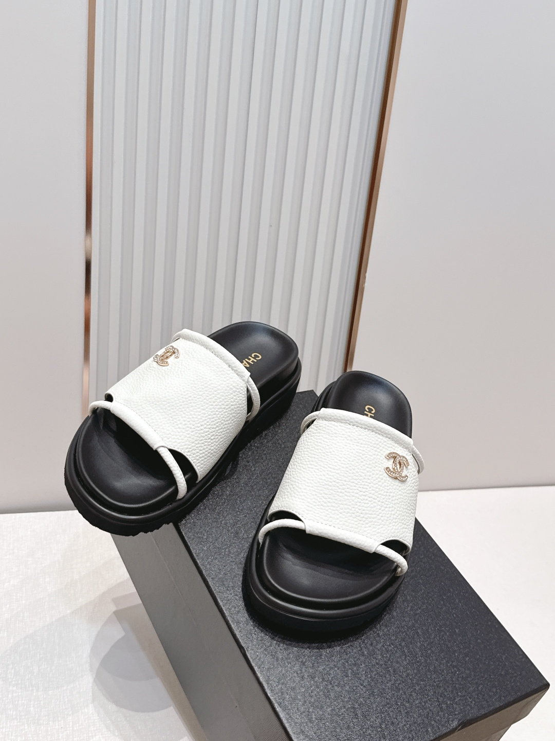 샤넬(CHANEL) 로고 슬라이드 샌들 신발
