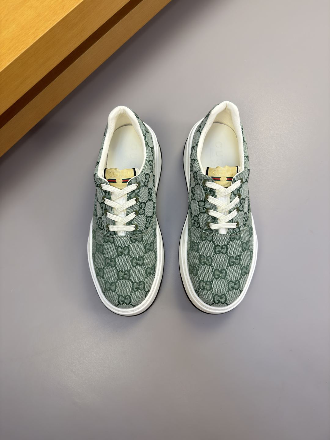 GUCCI 구찌 나파 소가죽 & 로고 패브릭 스니커즈 신발
