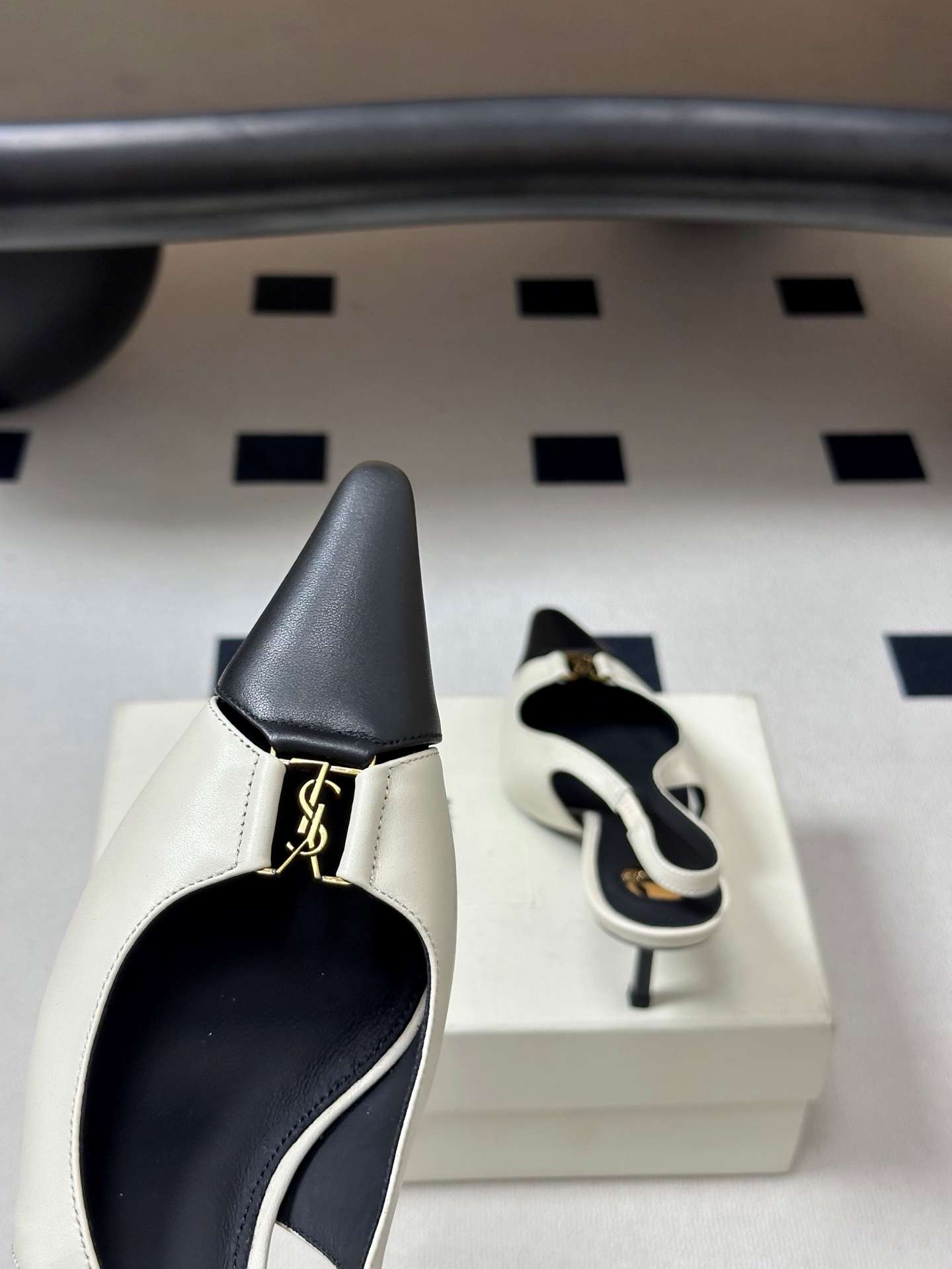 생로랑(SAINT LAURENT) YSL 메탈 로고 캡토 슬링백 펌프스 신발