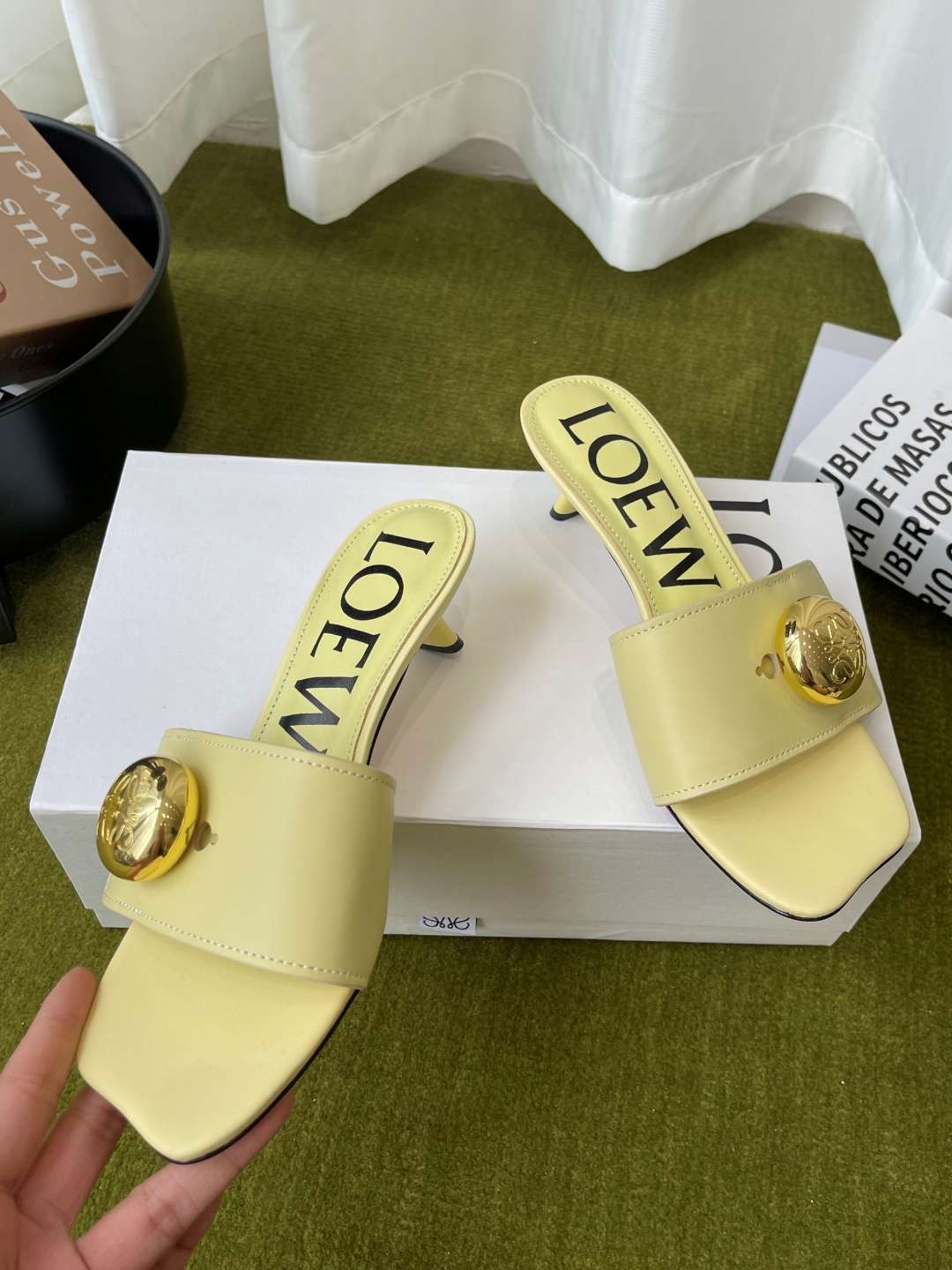 로에베(LOEWE) 메달 스퀘어토 키튼힐 뮬 샌들 신발