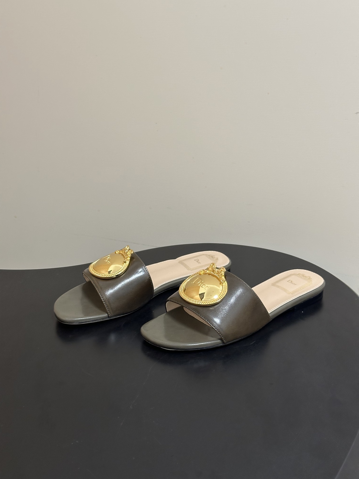 디올(DIOR) 메탈 버클 슬라이드 슬리퍼 신발