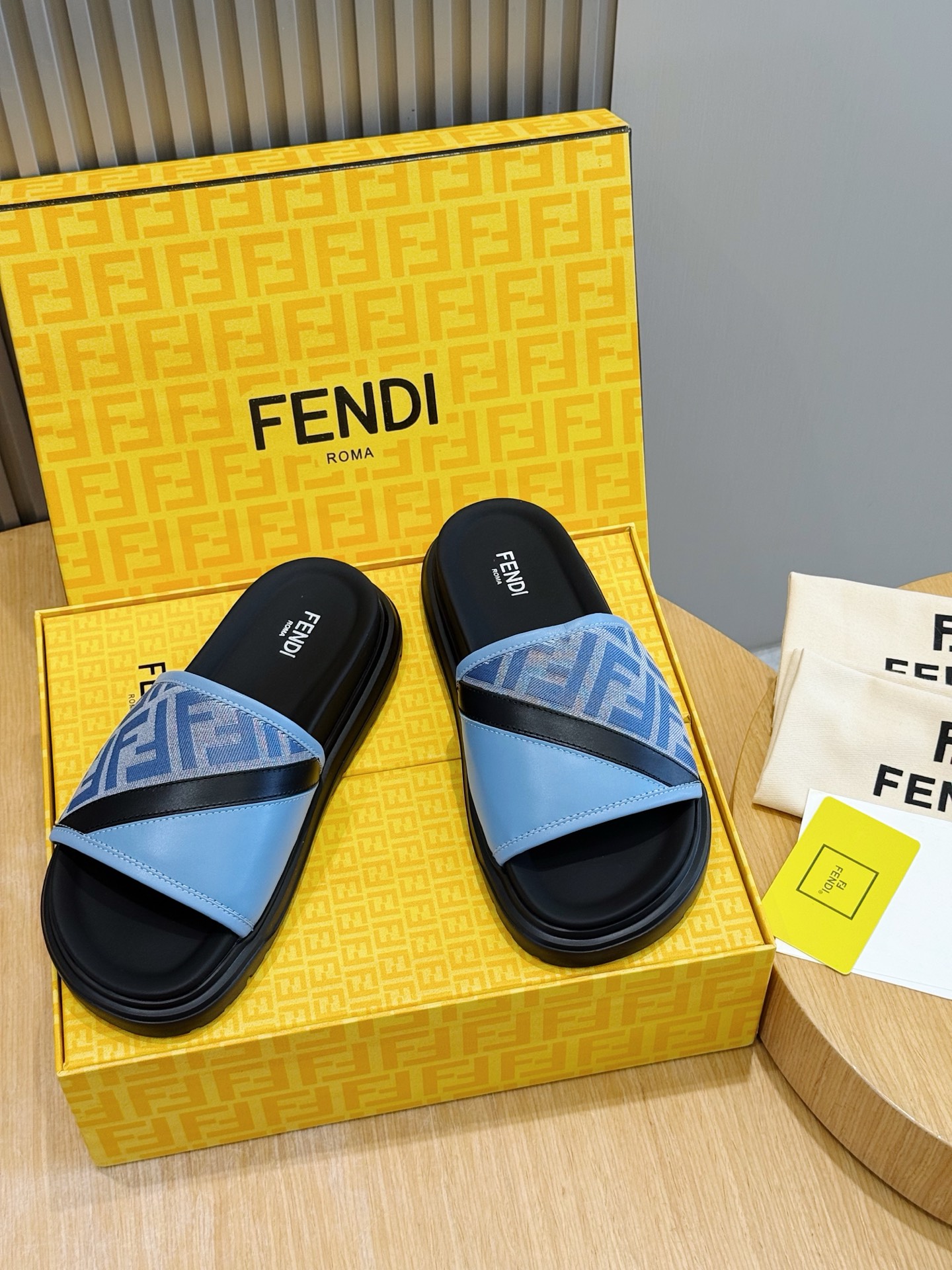 [Fendi] 펜디 맨즈 컬러블록 FF 로고 러버 슬라이드 슬리퍼 신발