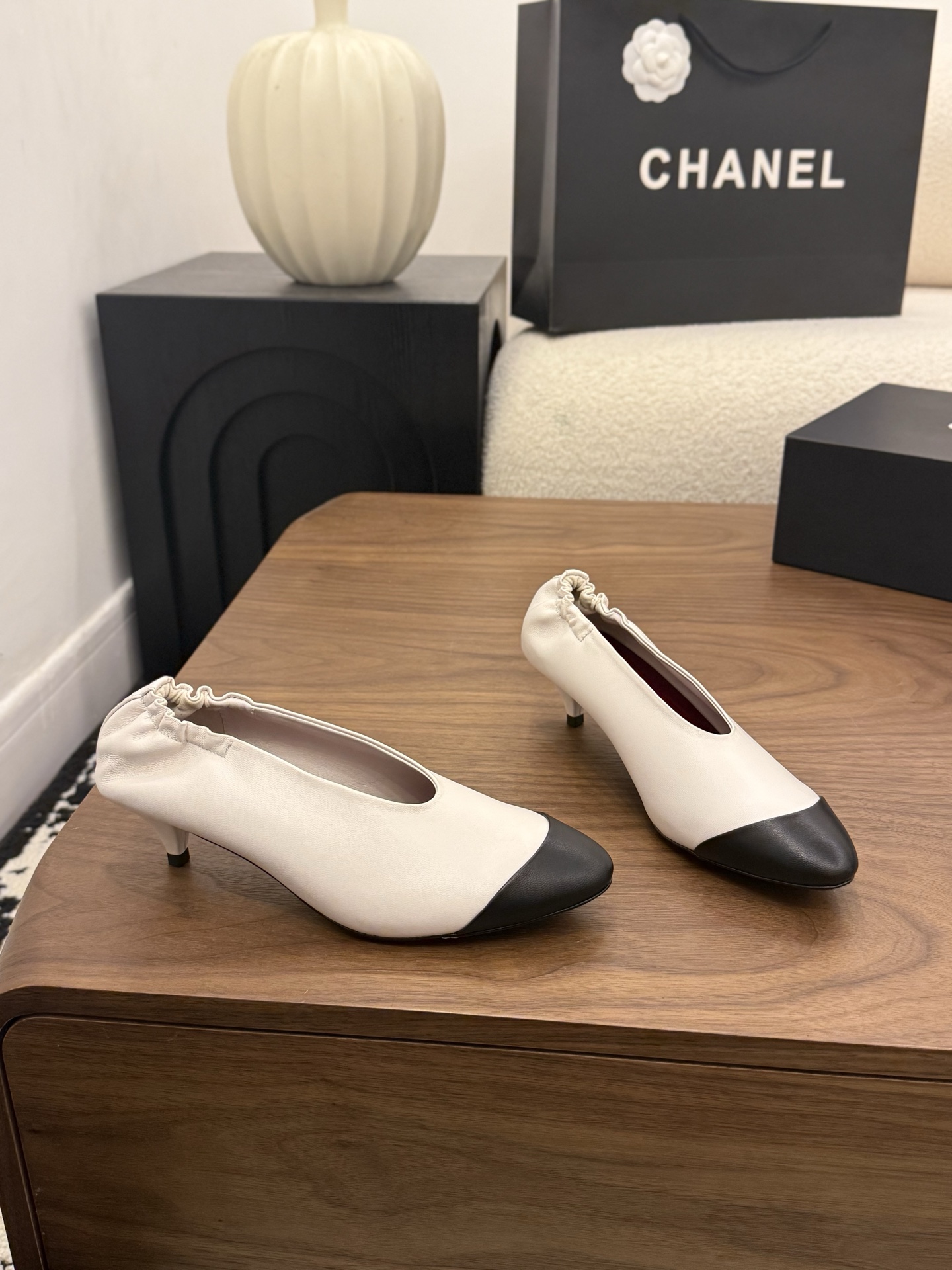 샤넬(CHANEL) 주름 디테일 스틸레토 펌프스 신발