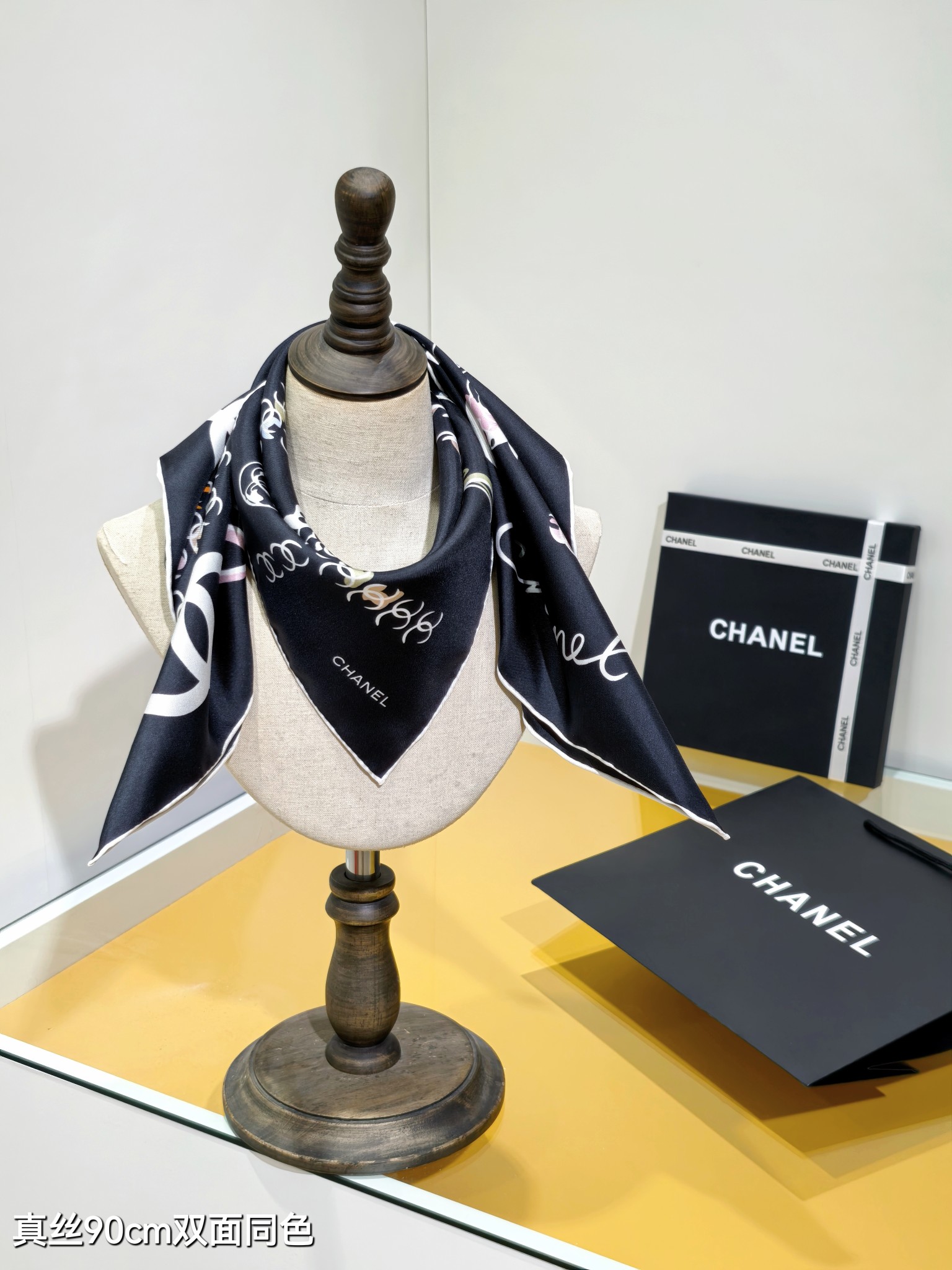 샤넬(CHANEL) 로고 레터링 실크 목도리 스카프