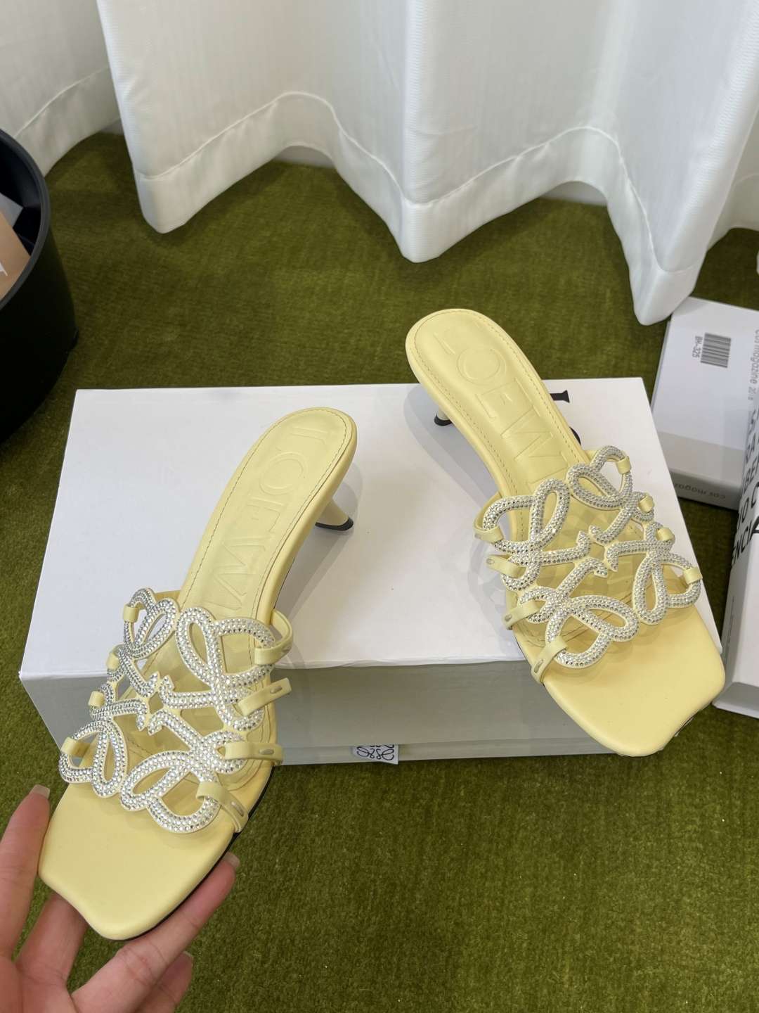 로에베(LOEWE) 아나그램 라인스톤 미들 힐 신발