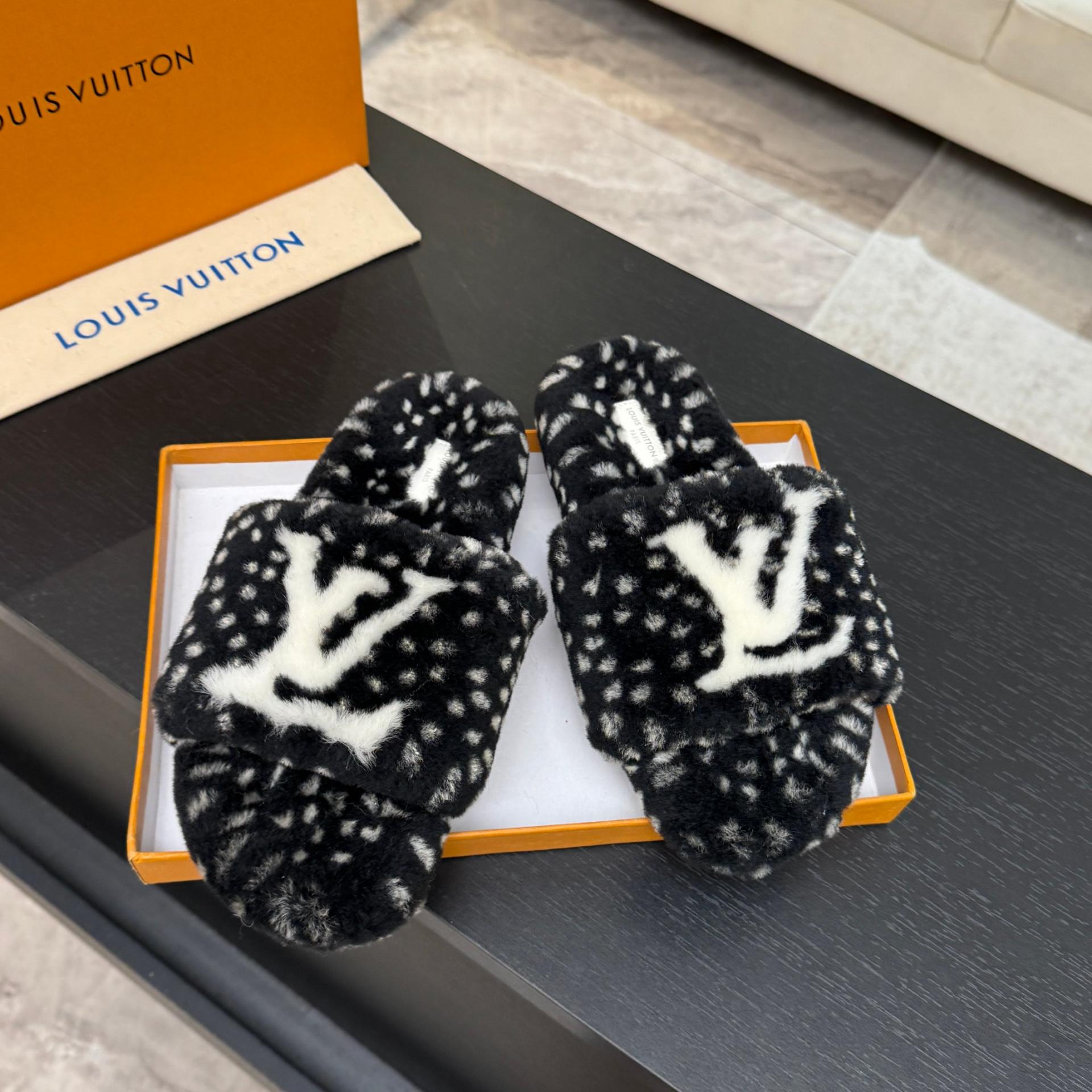 루이비통(LV) 시어링 퍼 슬리퍼 신발
