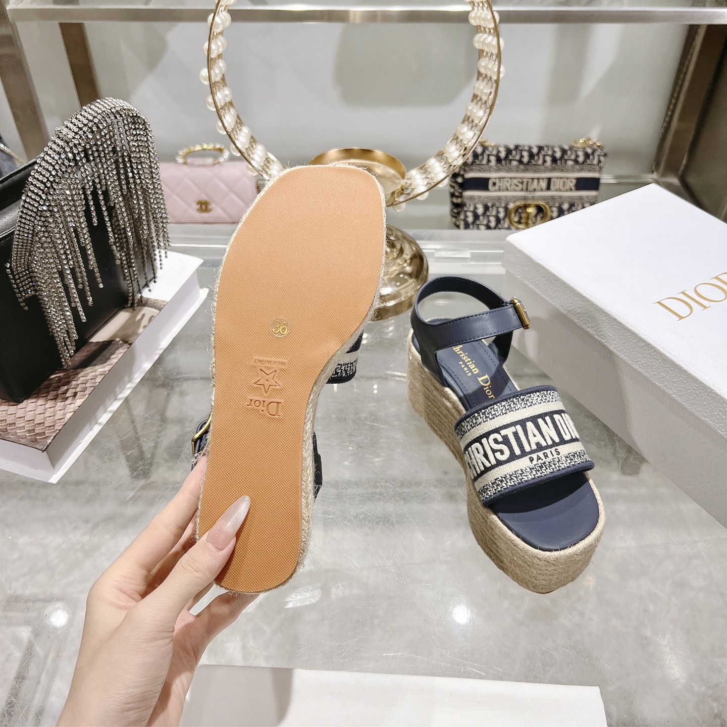 디올(DIOR) Dway 로고 밴드 앵클 스트랩 웨지 샌들 신발