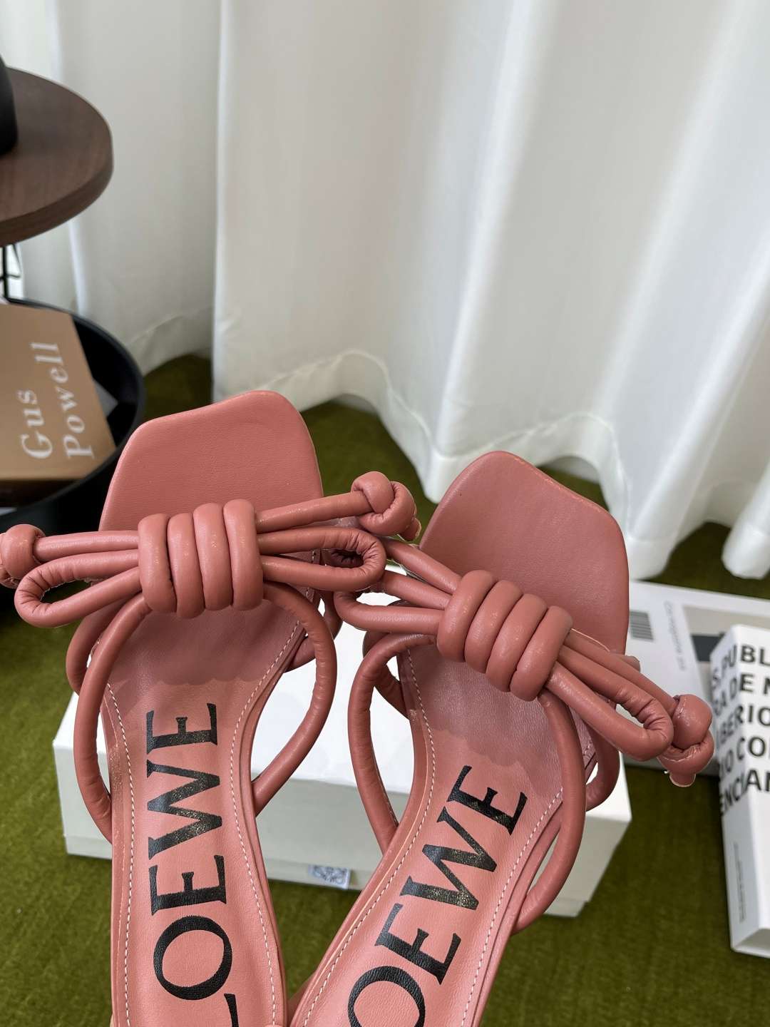 로에베(LOEWE) 리본 매듭 스트랩 미들힐 신발