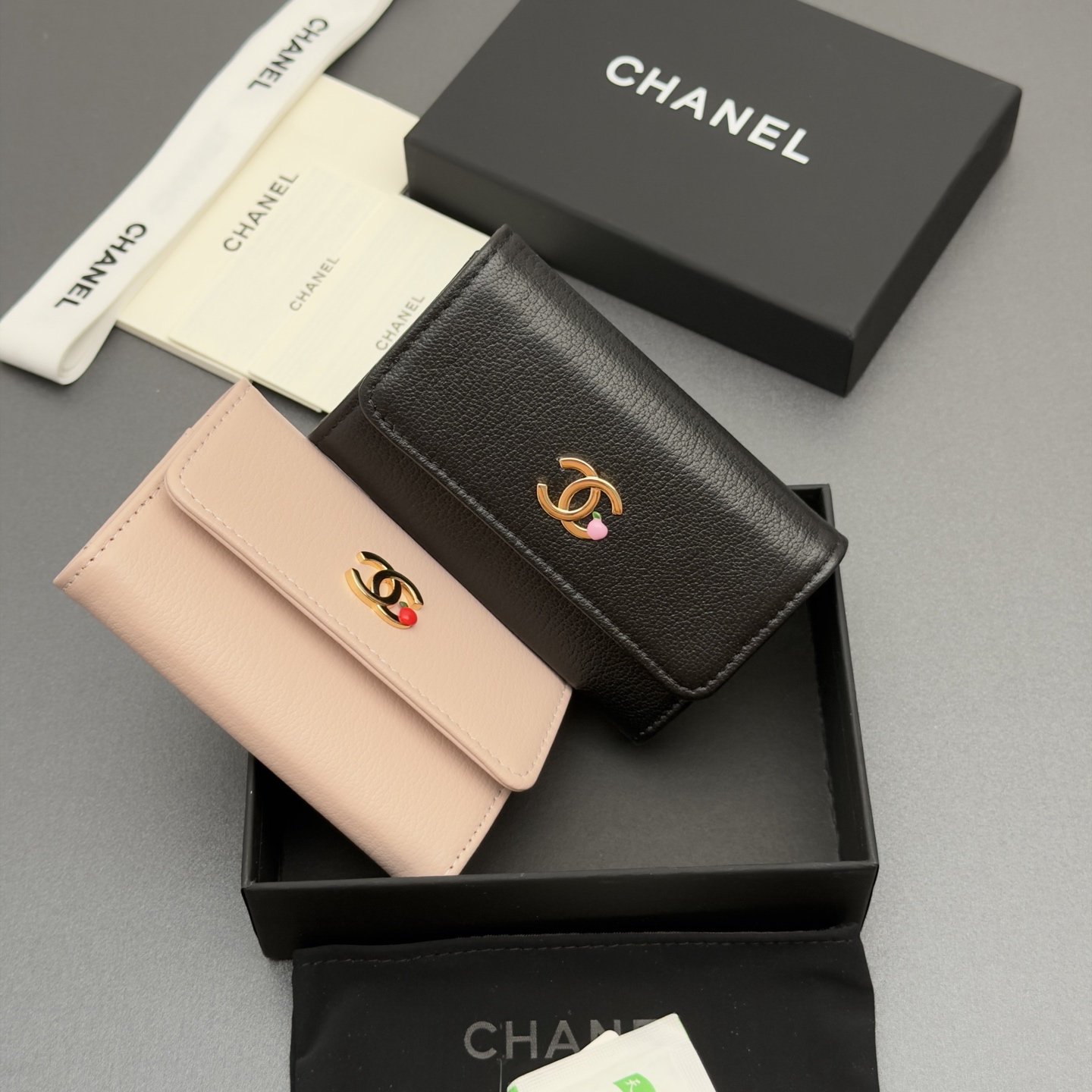 [Chanel] 샤넬 메탈 로고 스냅 카드 지갑