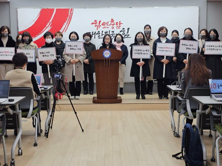 [홍성=뉴시스] 유효상 기자=충남여성복지시설협의회 산하 14개 가정폭력상담소가 22일 충남도청 브리핑룸에서 정부에 가정폭력·스토킹·교제폭력(3대폭력)에 대한 대책 마련을 촉구하는 성명서를 발표하고 있다. 2025.01.22. yreporter@newsis.com *재판매 및 DB 금지