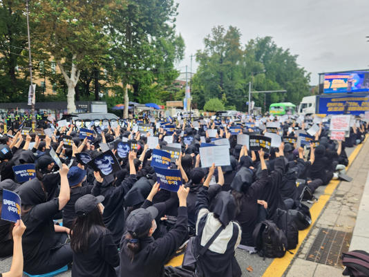여성혐오폭력규탄공동행동이 21일 오후 서울 종로구 마로니에공원 앞 도로에서 '딥페이크 성착취물 엄벌 촉구' 시위를 벌이고 있다. /연합뉴스