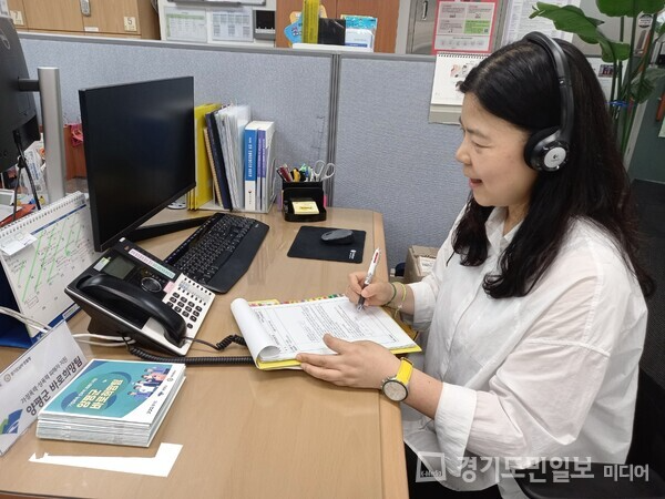 양평군 바로희망팀이 전화상담을 해주고 있다. 