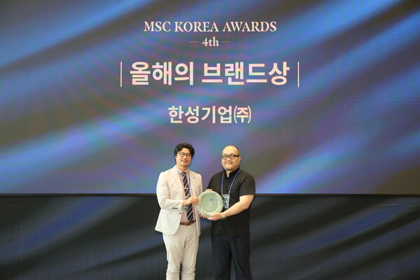 지난 28일 서울 송파구 롯데월드타워에서 열린 제4회 슬롯생각 코리아 어워즈에서 한성기업이 '올해의 브랜드상'을 수상한 뒤 기념촬영을 하고 있다. (사진=한성기업)