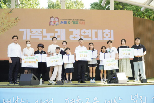 22일 가족노래 경연대회 수상자들이 기념촬영하는 모습