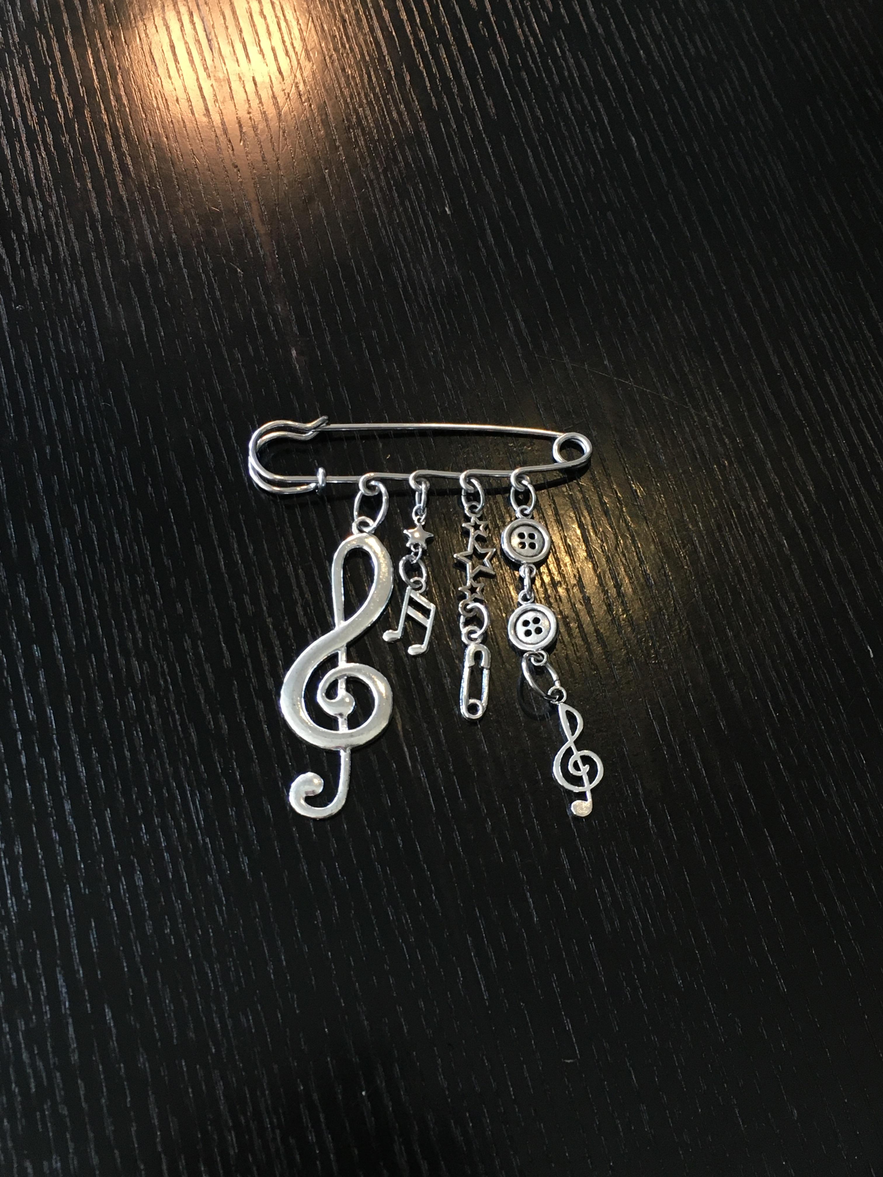 Melody brooch