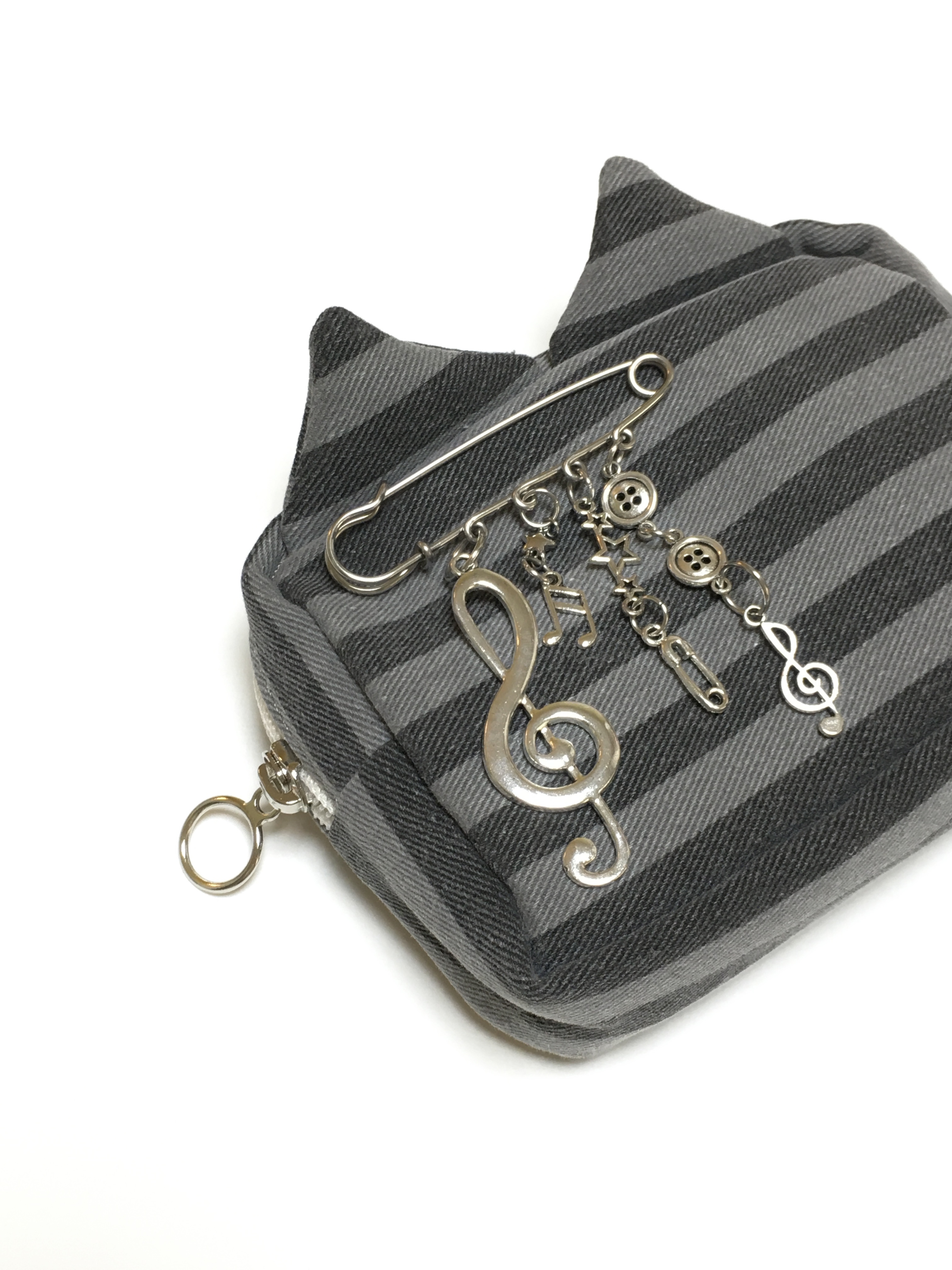 Melody brooch