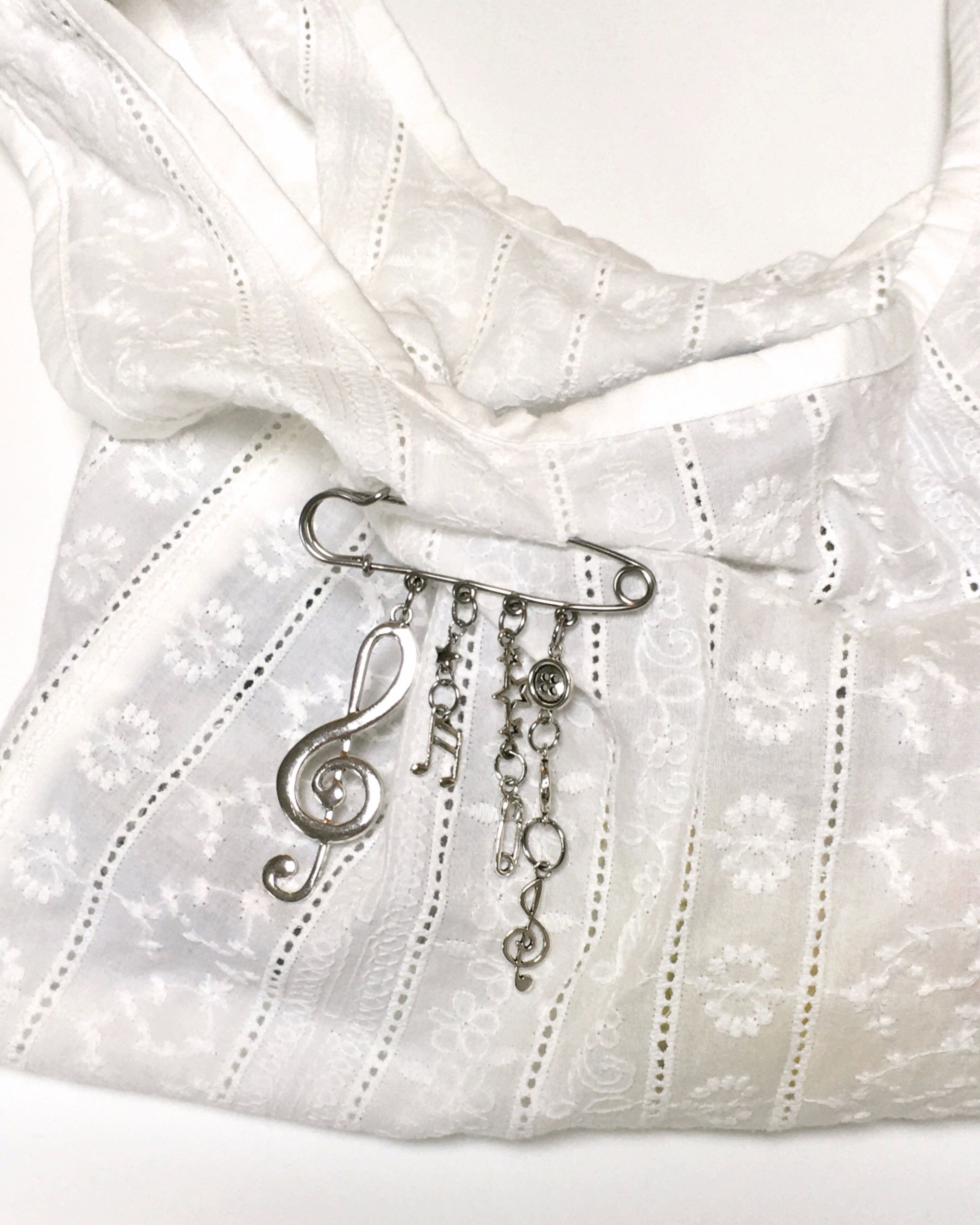 Melody brooch