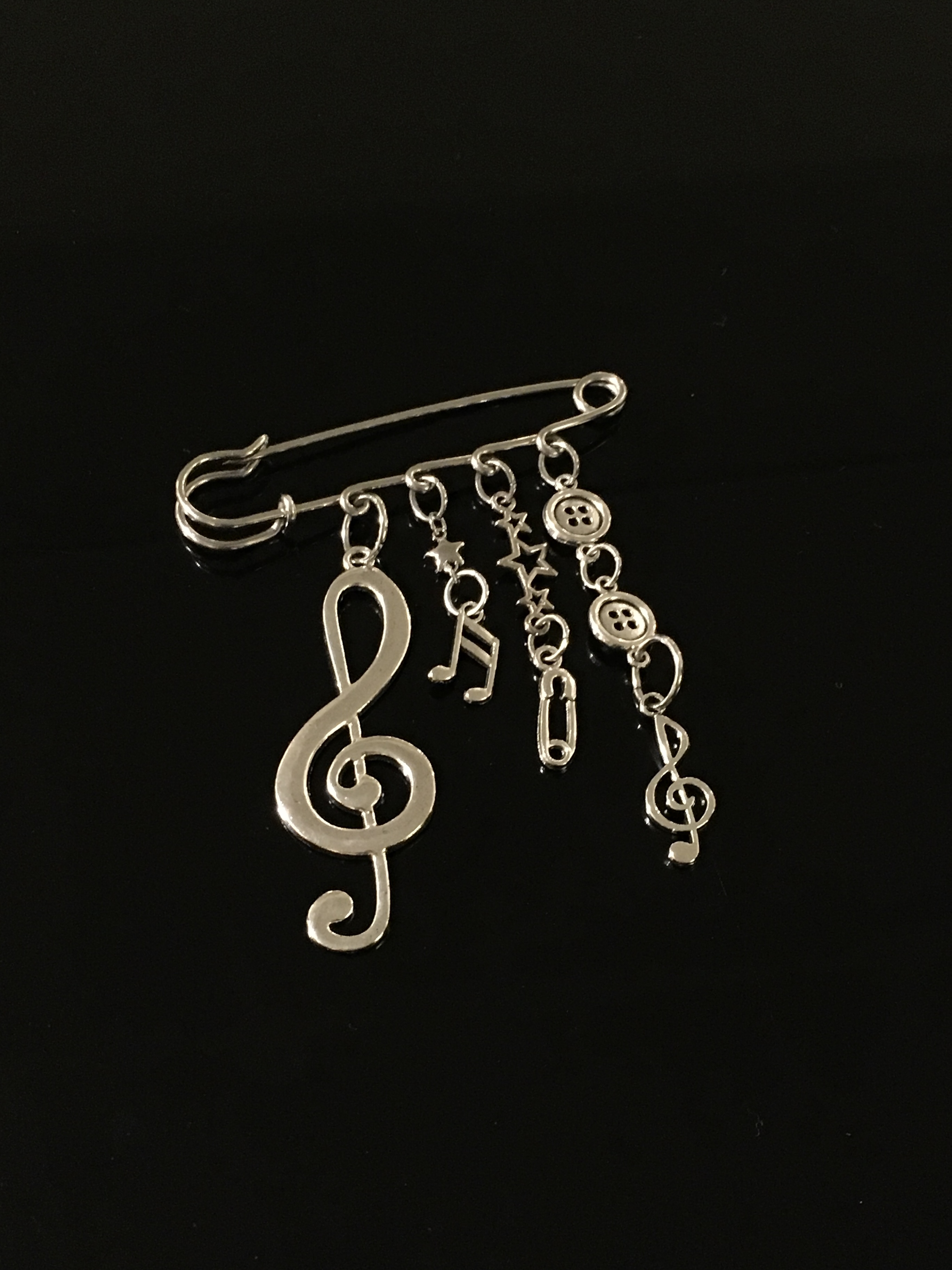 Melody brooch