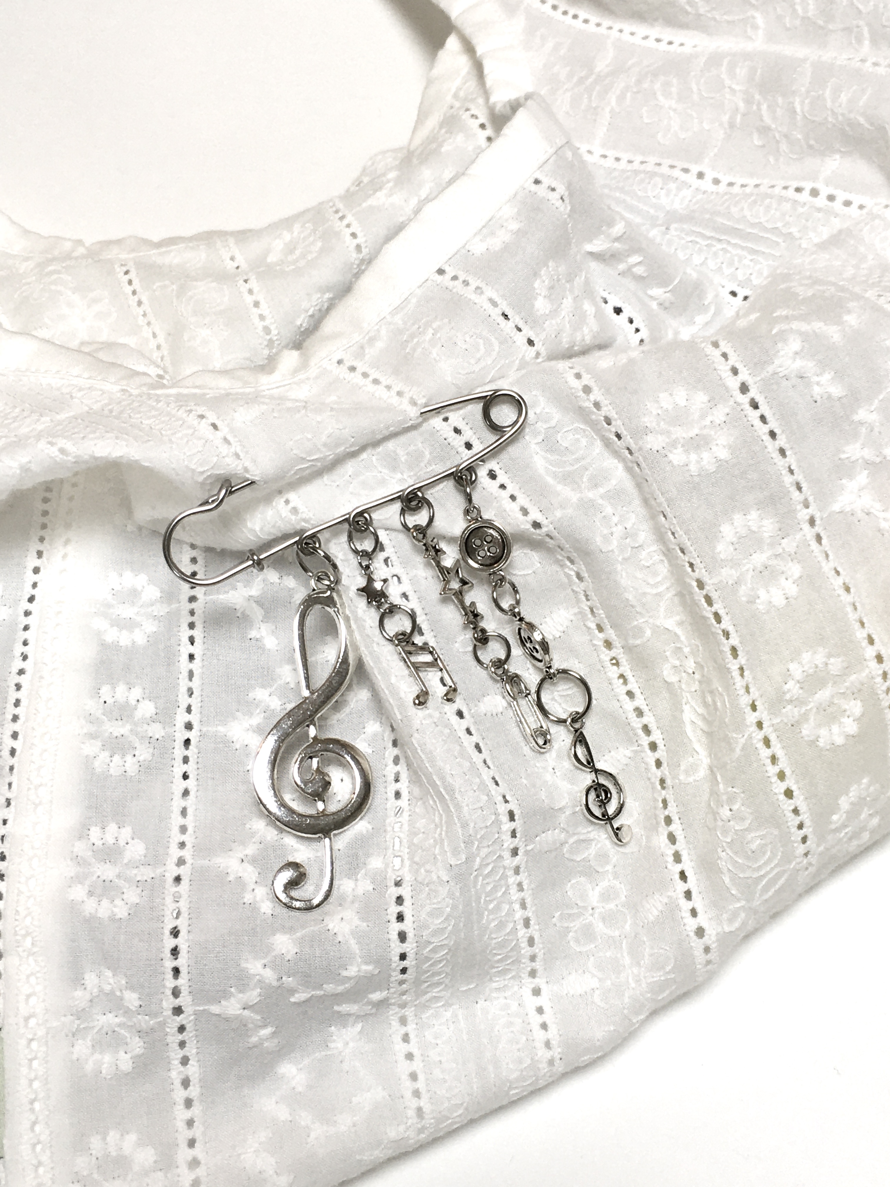 Melody brooch