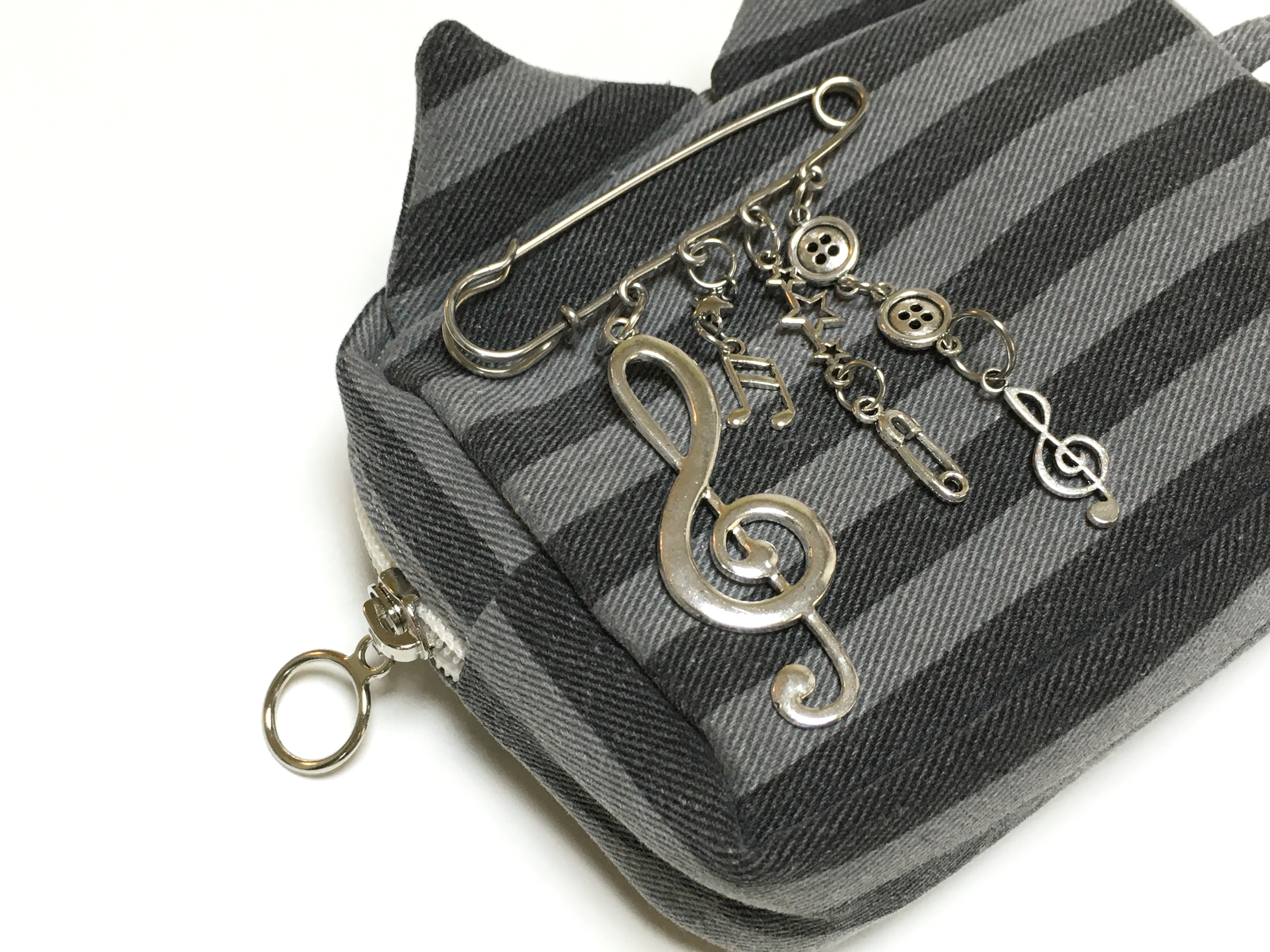 Melody brooch