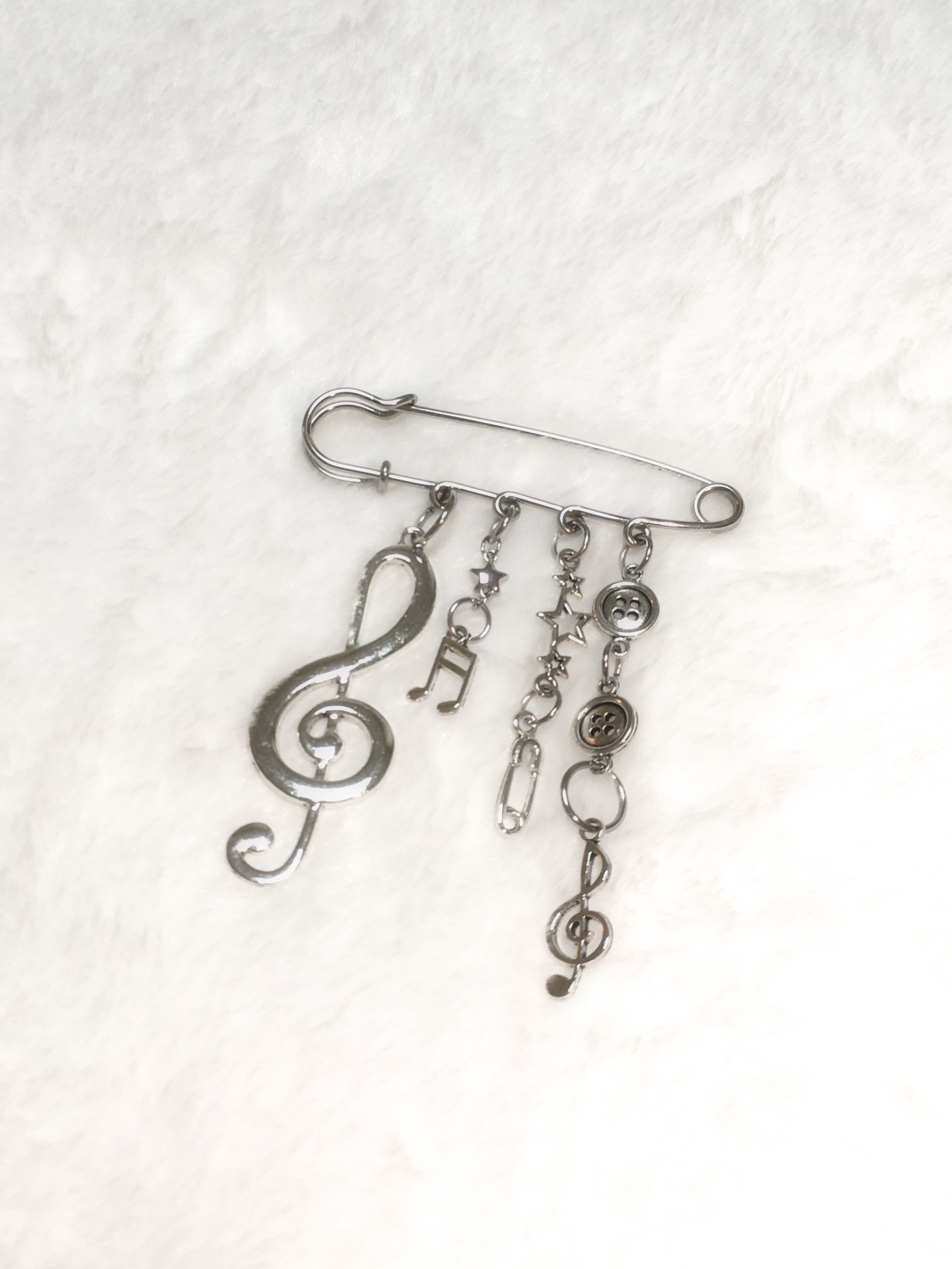 Melody brooch