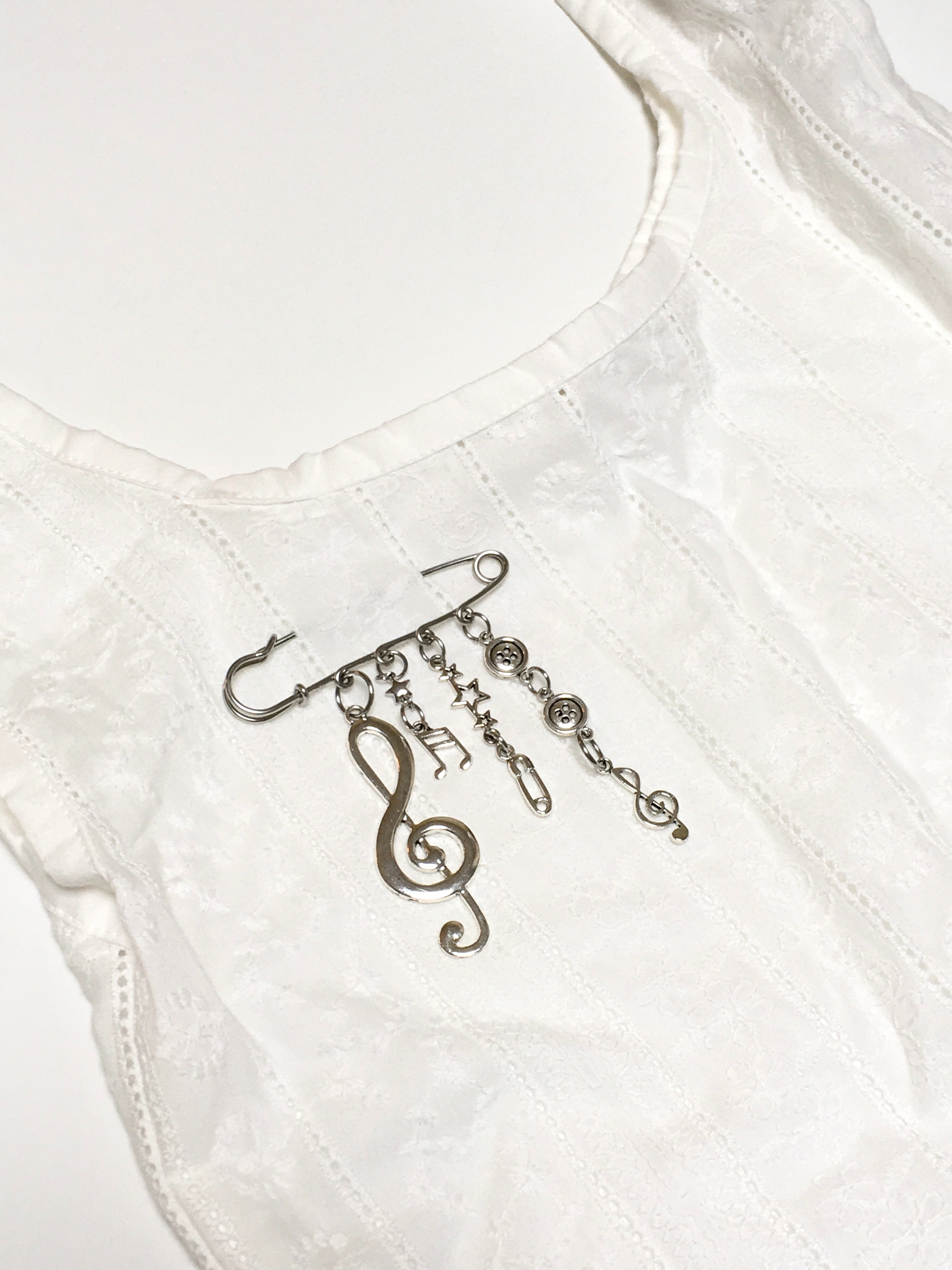 Melody brooch