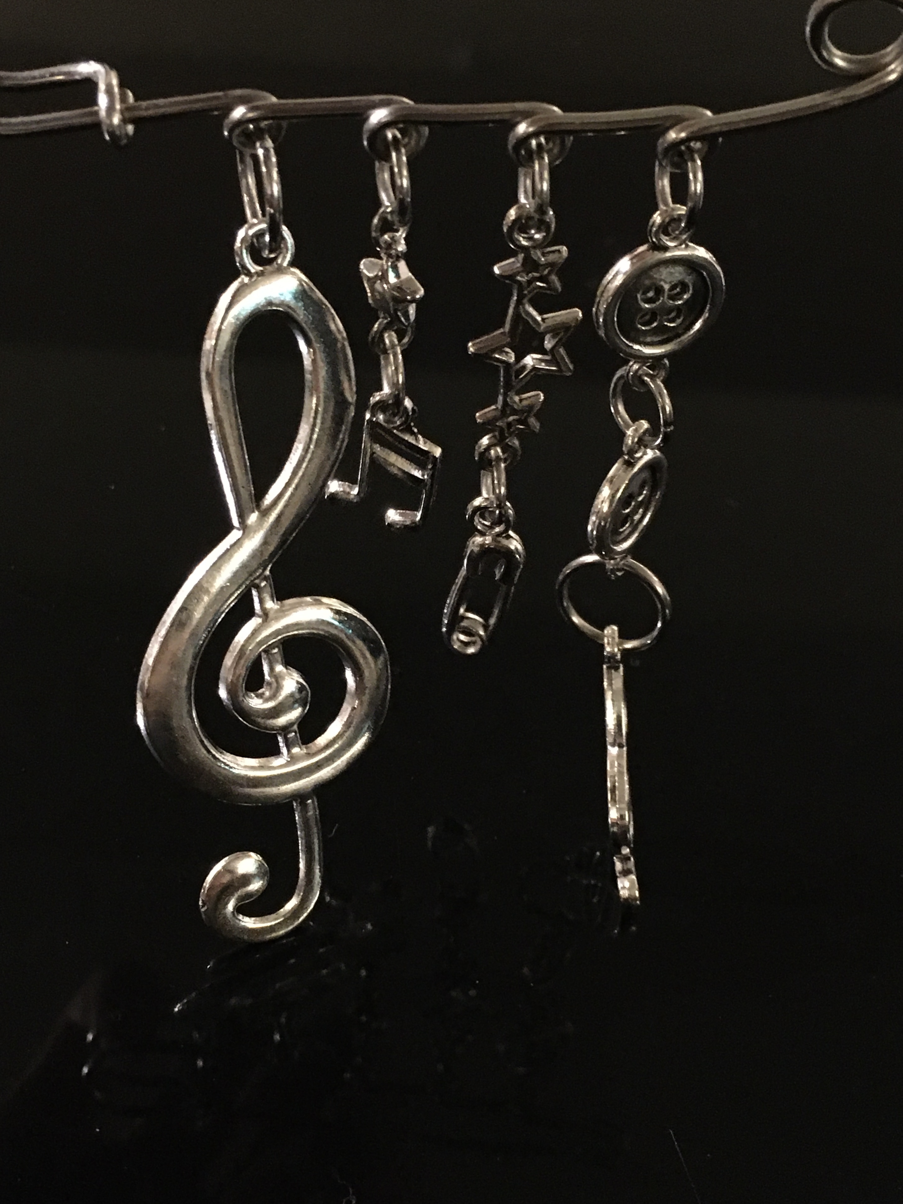 Melody brooch