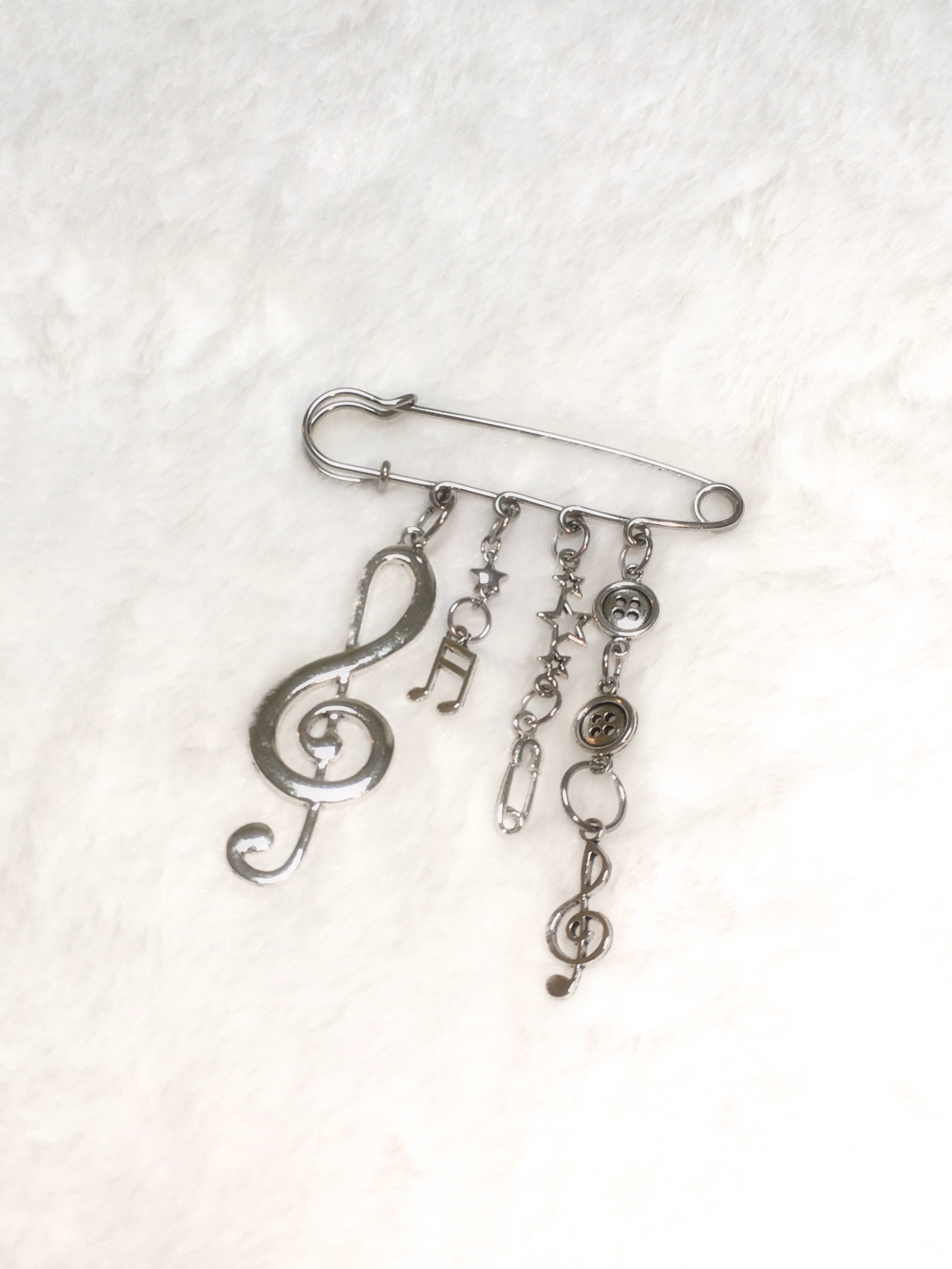 Melody brooch
