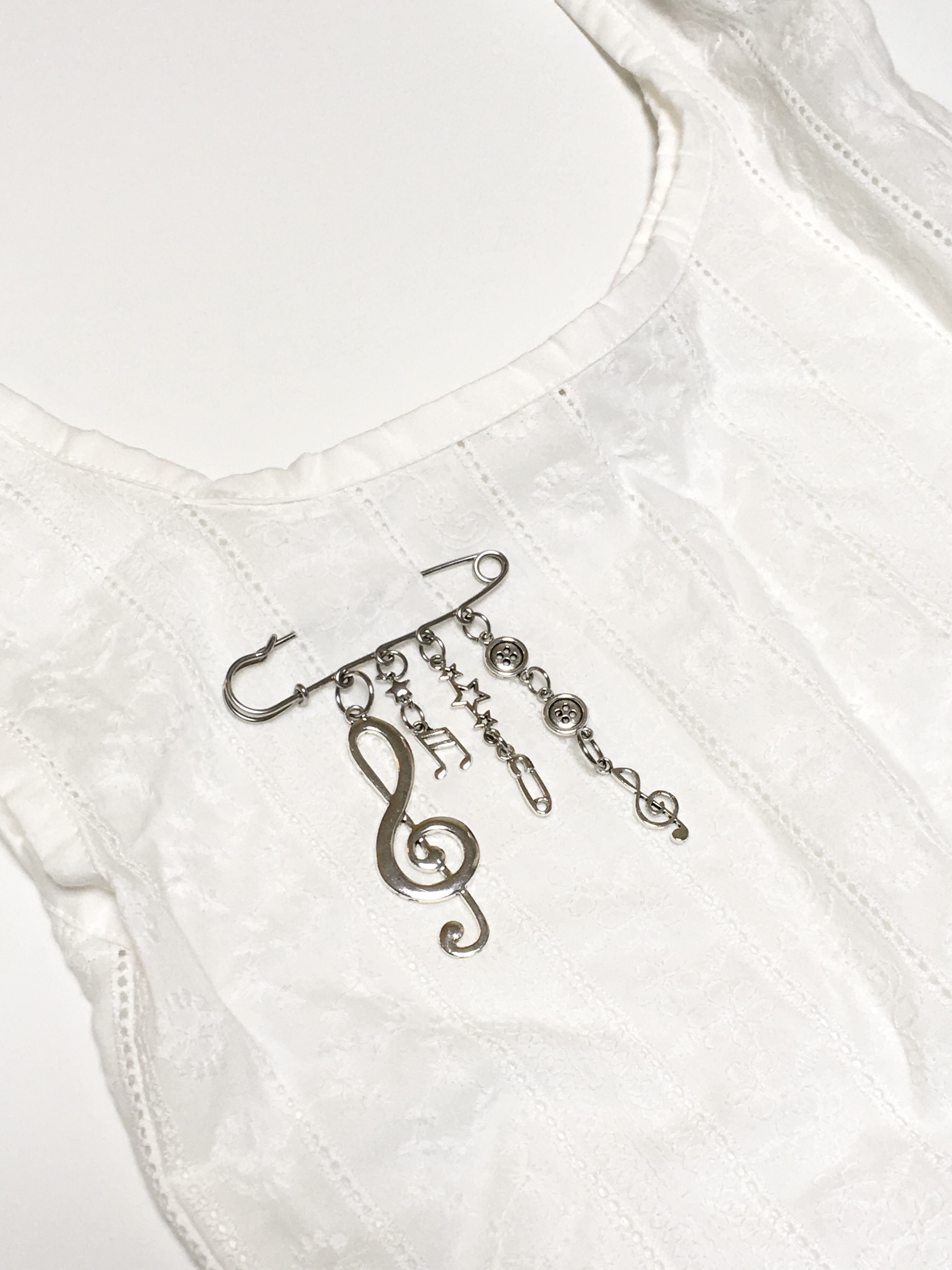 Melody brooch