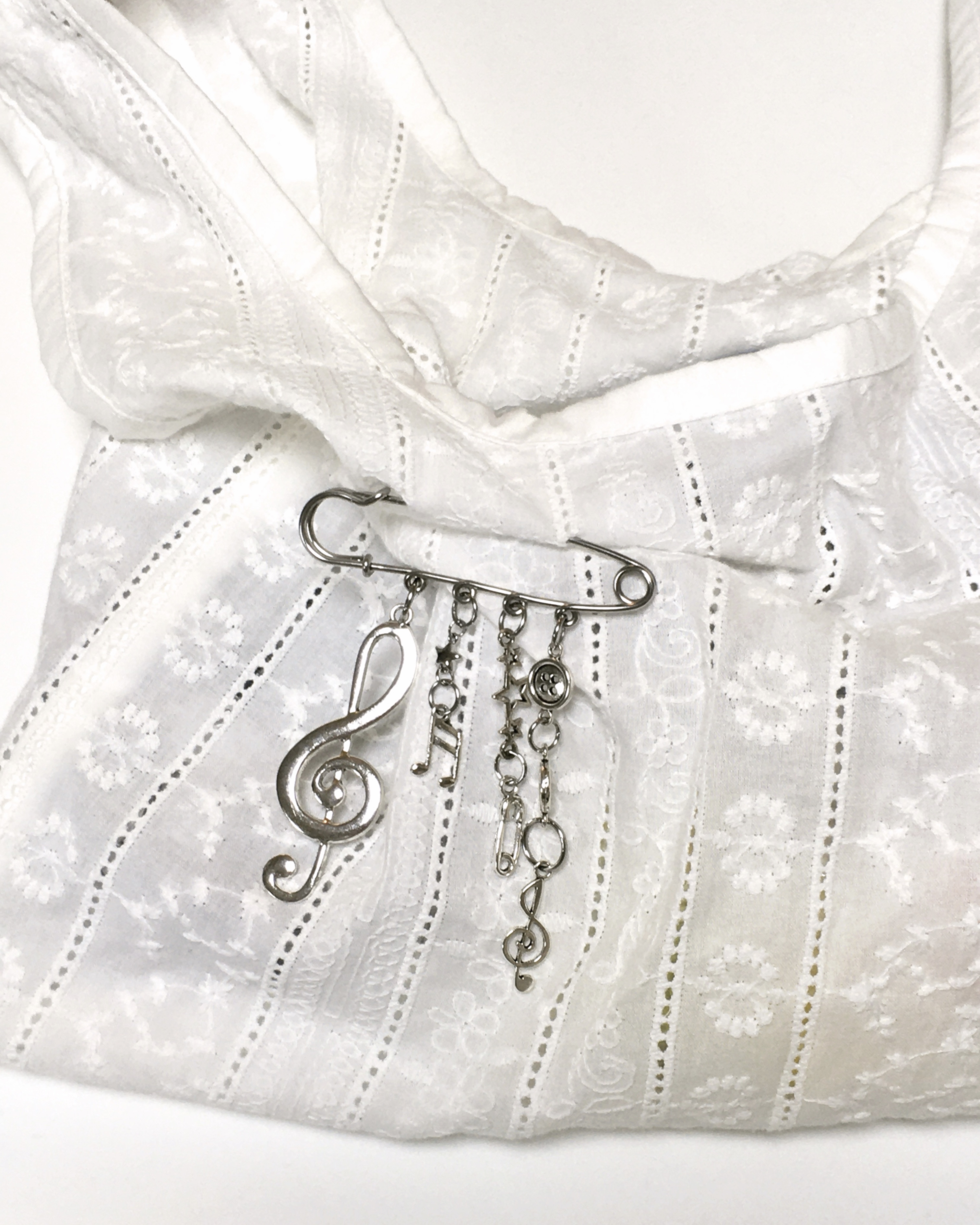 Melody brooch