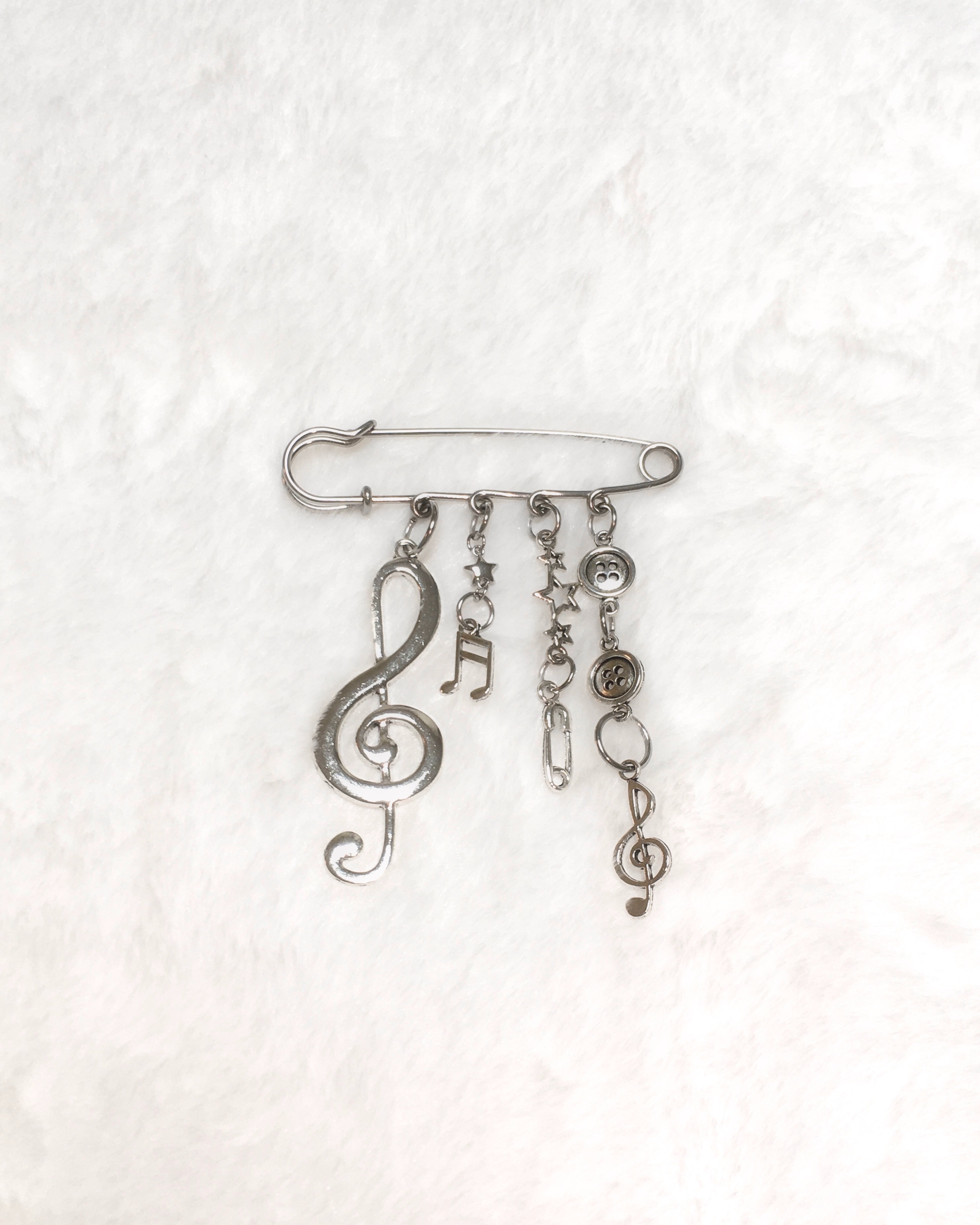 Melody brooch