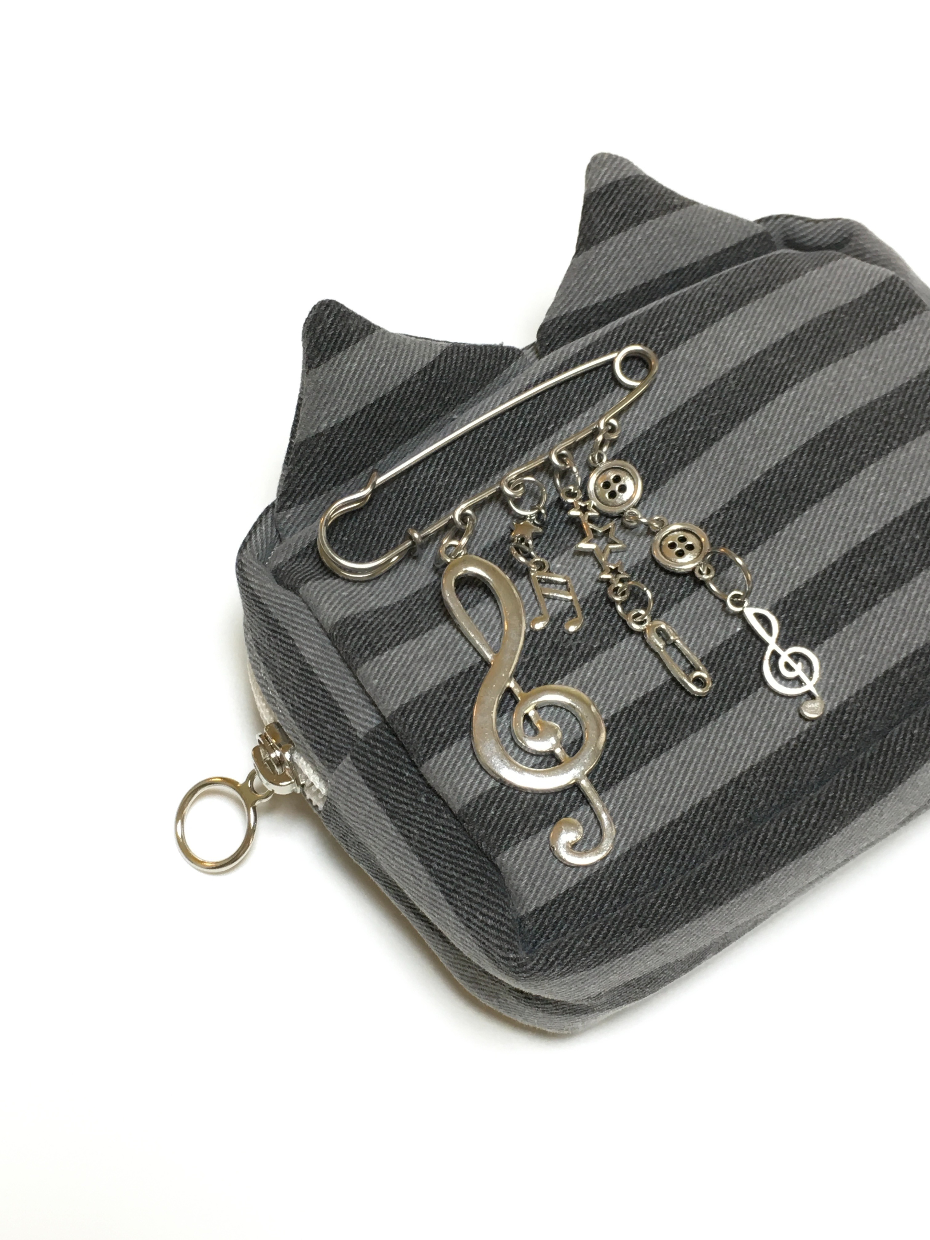 Melody brooch