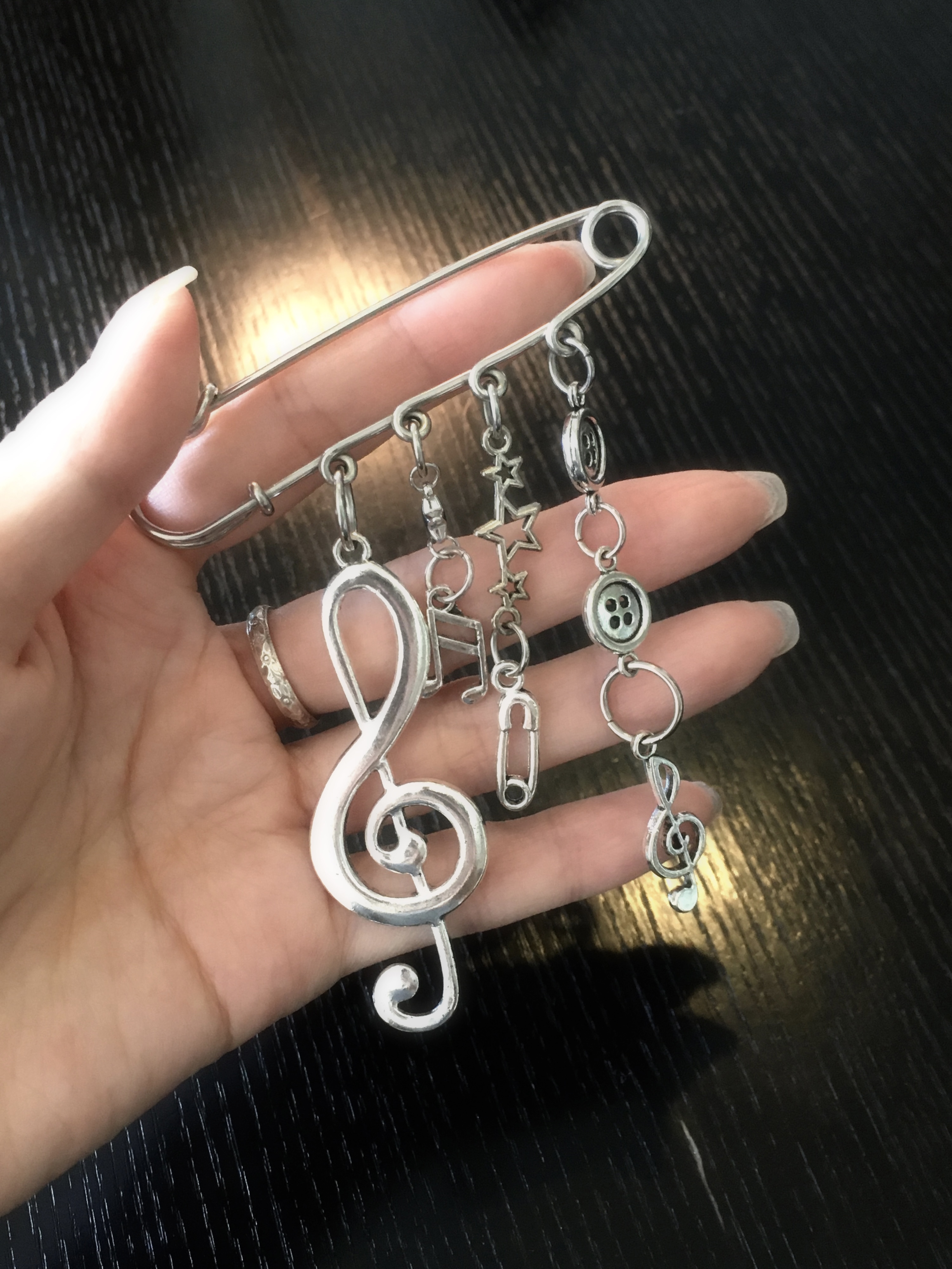 Melody brooch