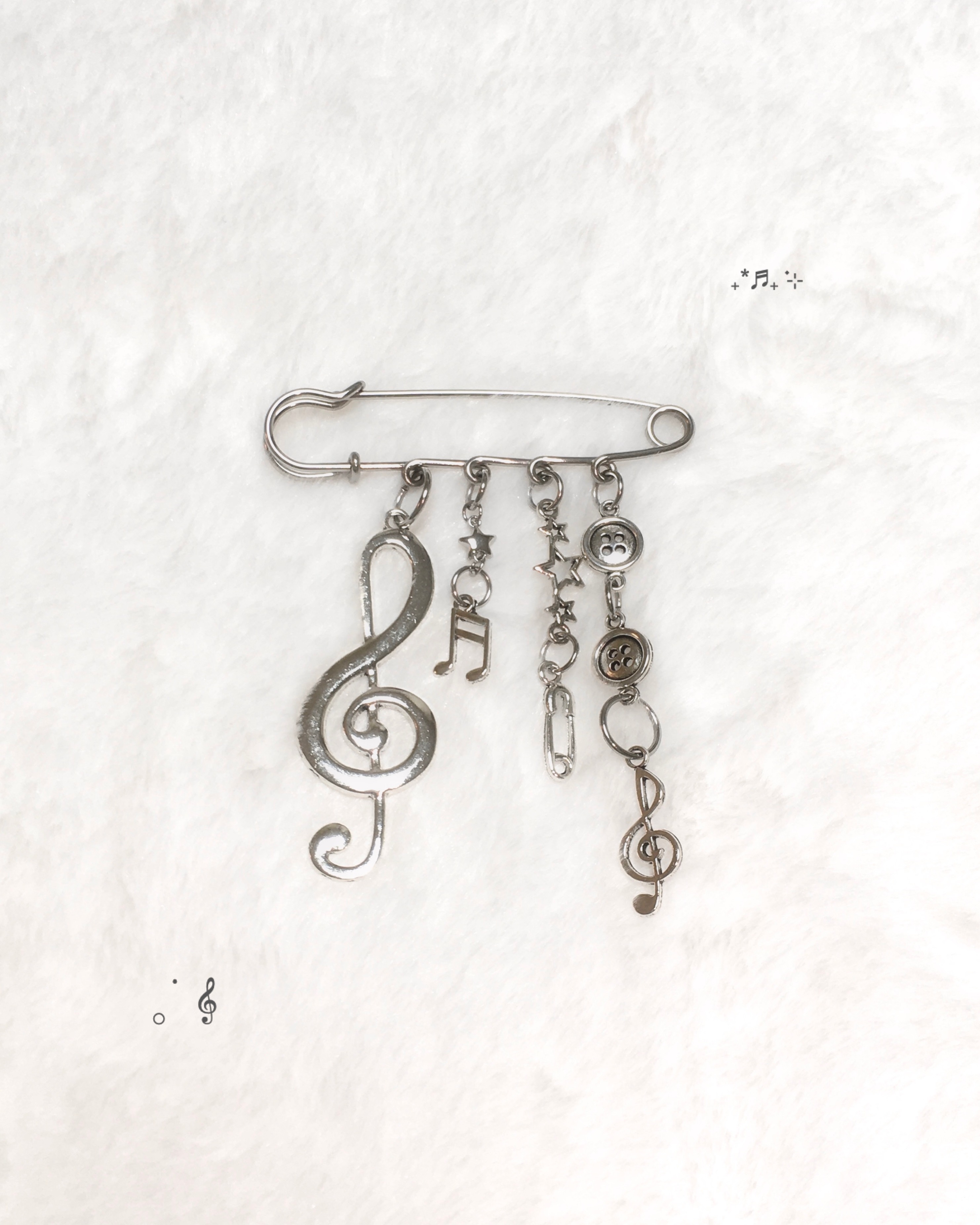 Melody brooch