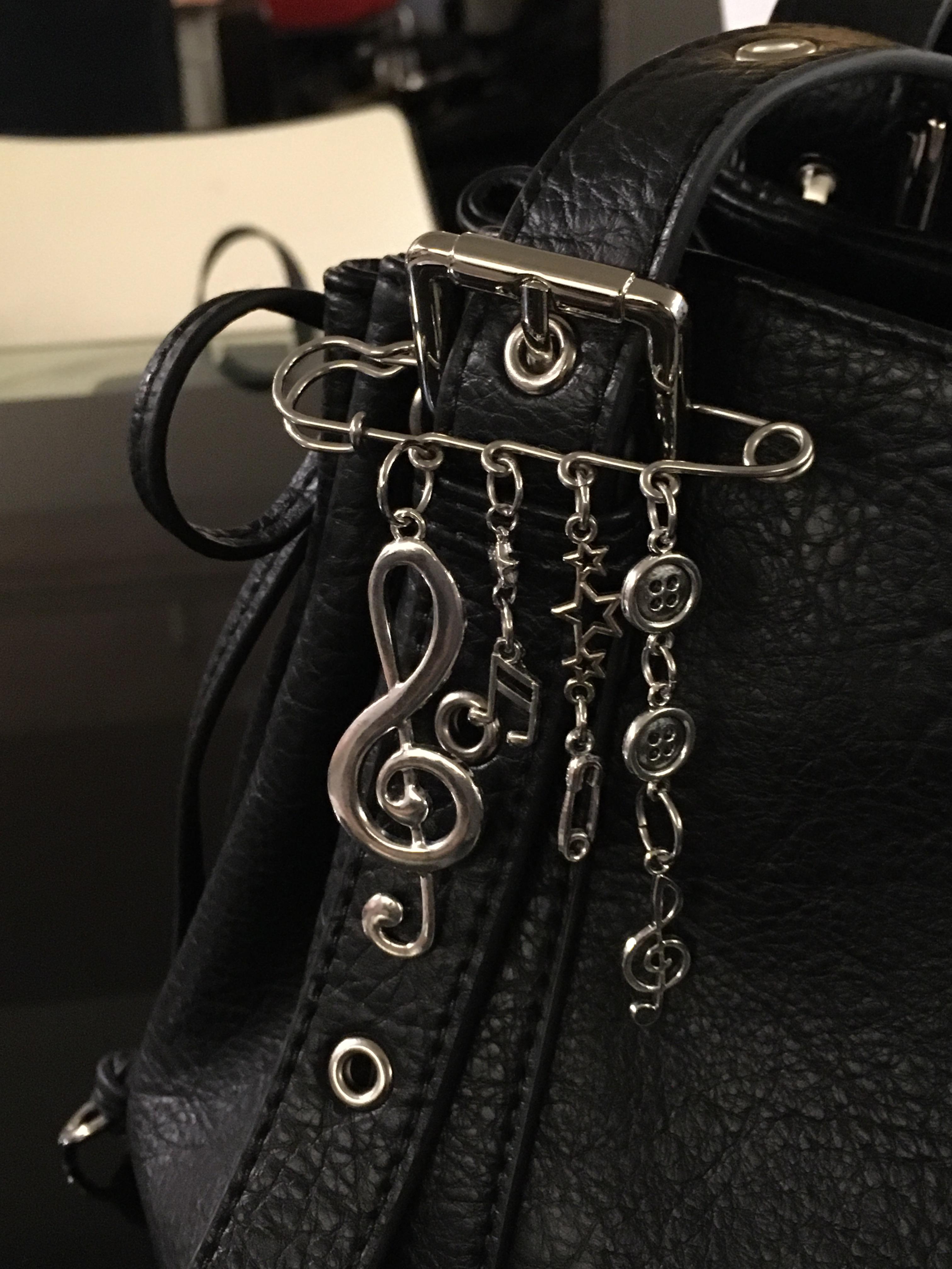 Melody brooch