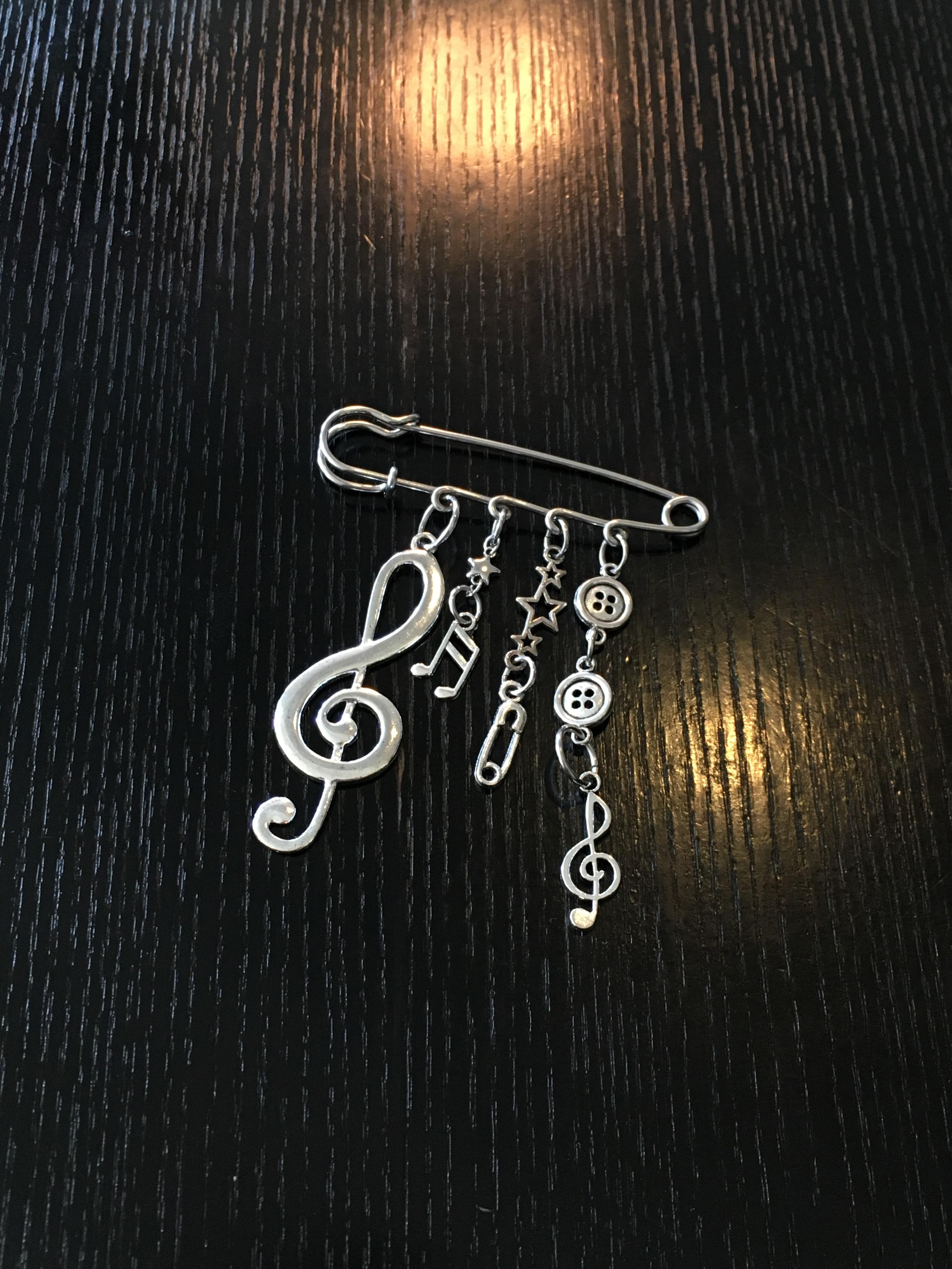 Melody brooch