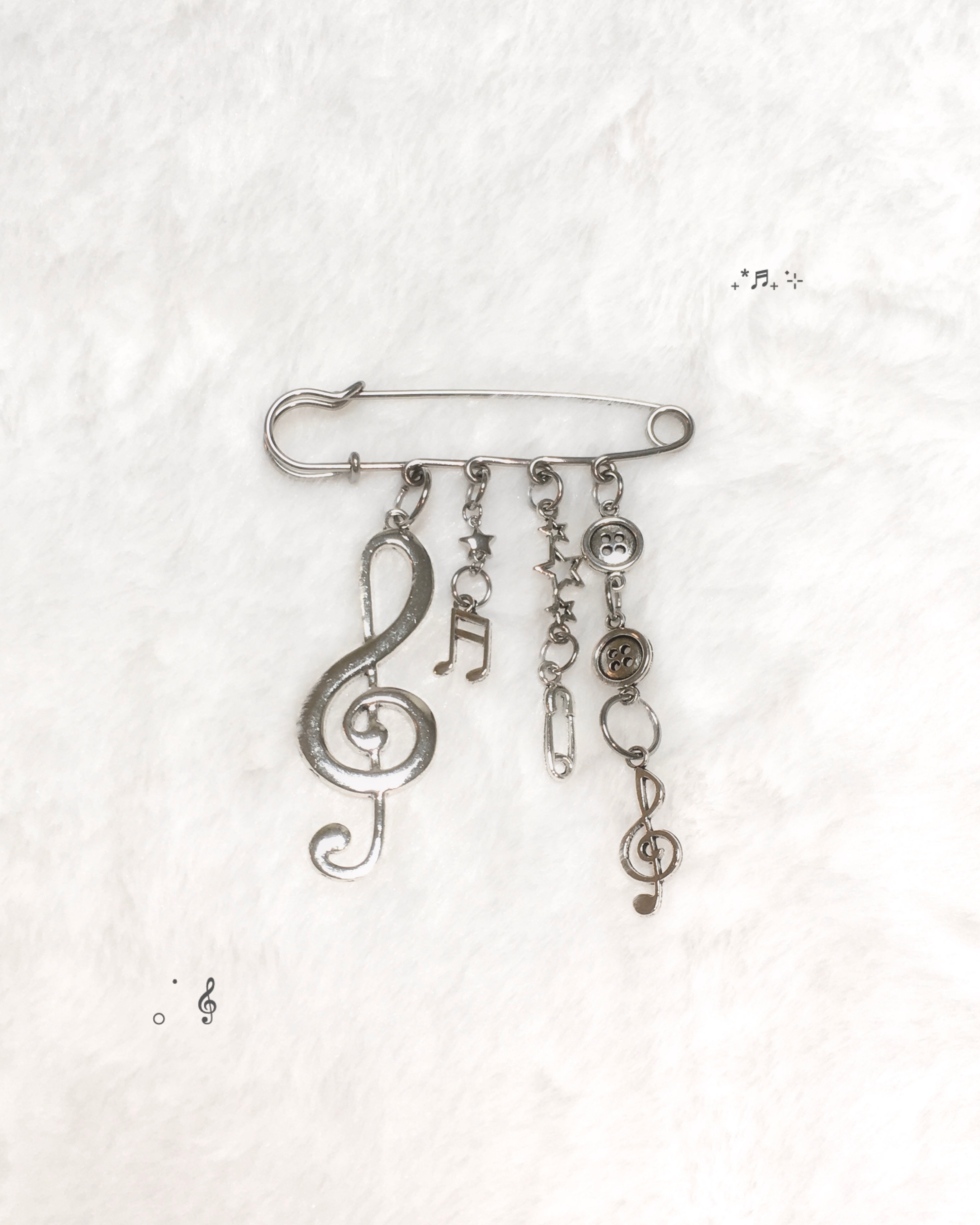 Melody brooch