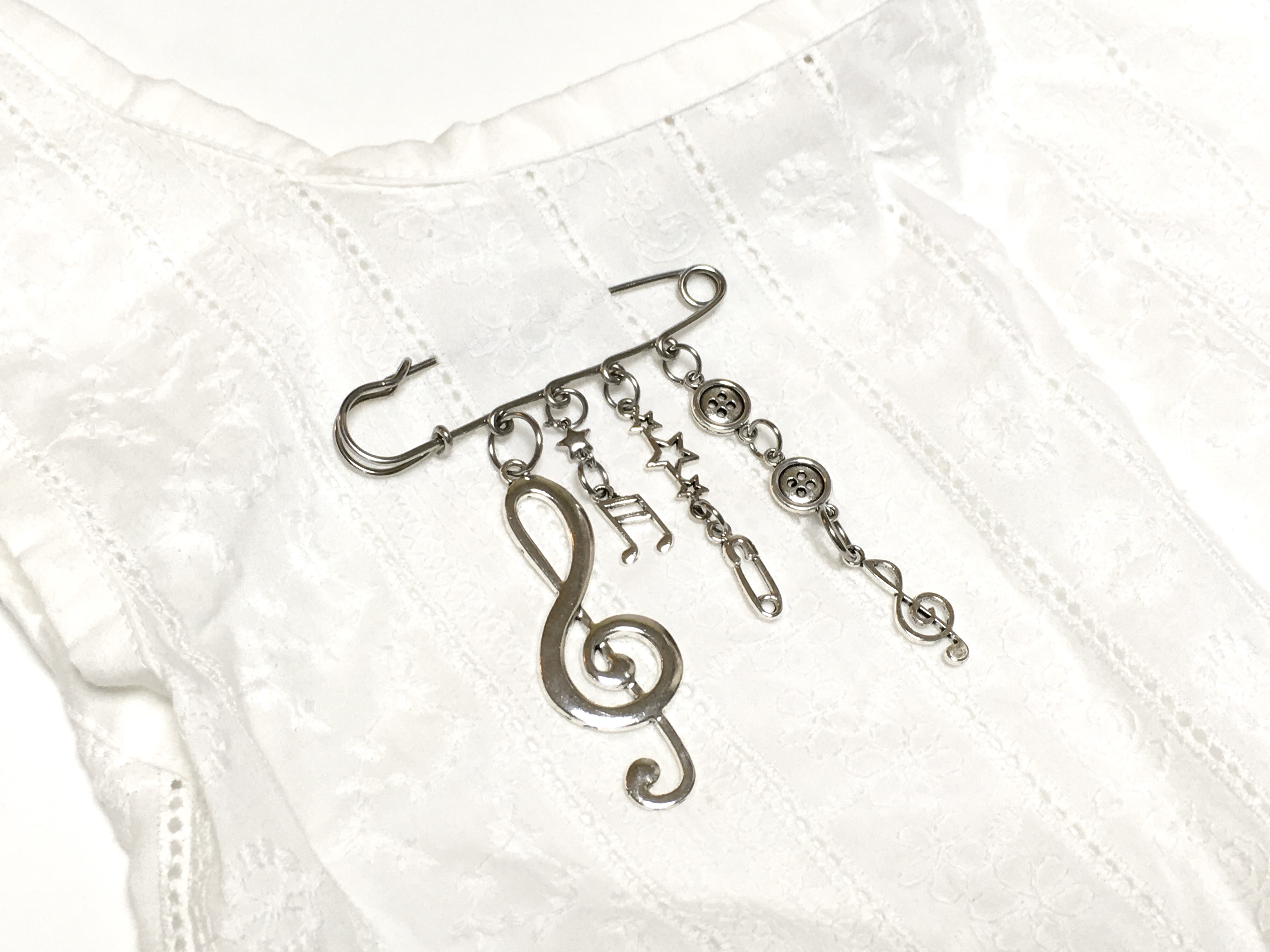 Melody brooch