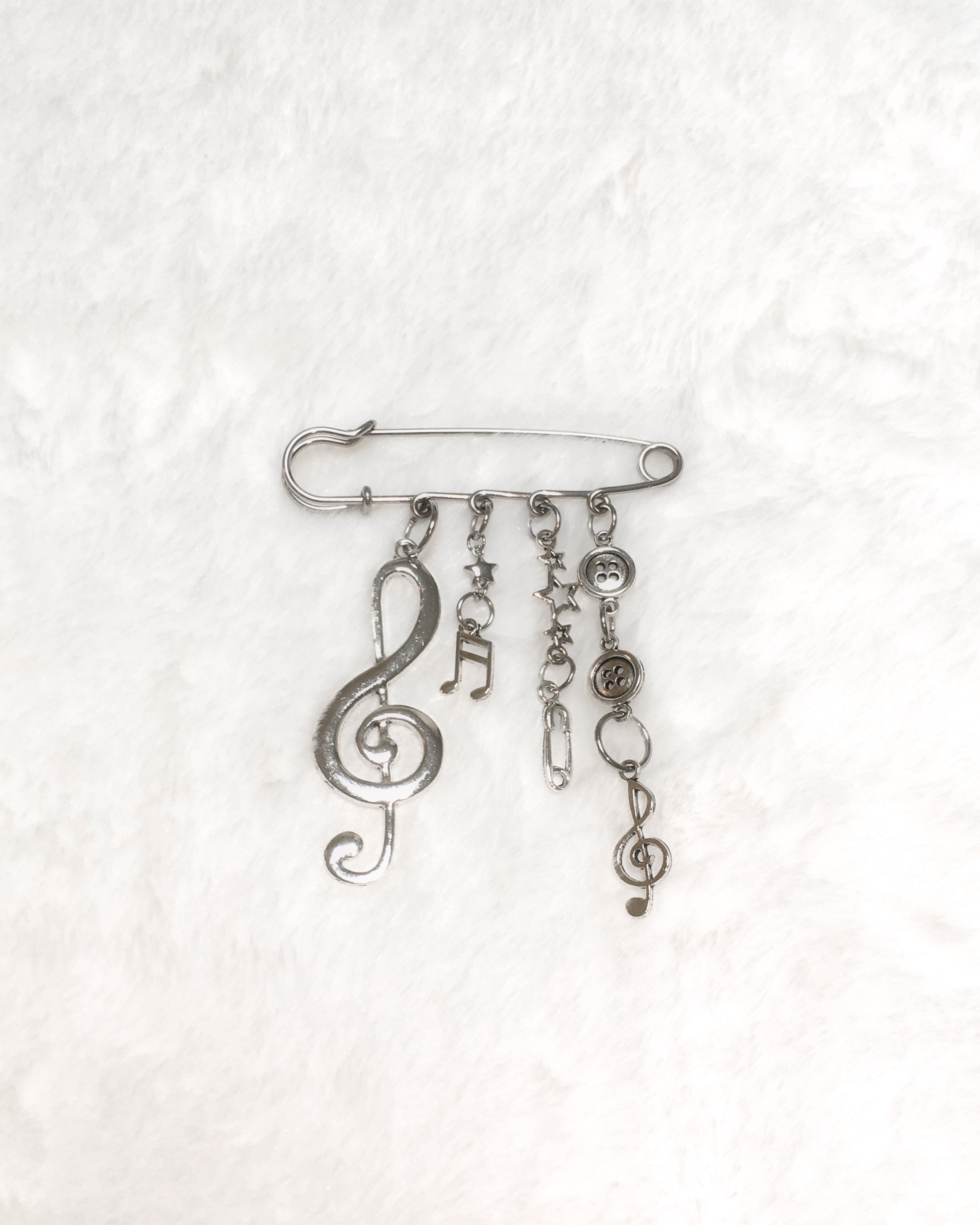 Melody brooch