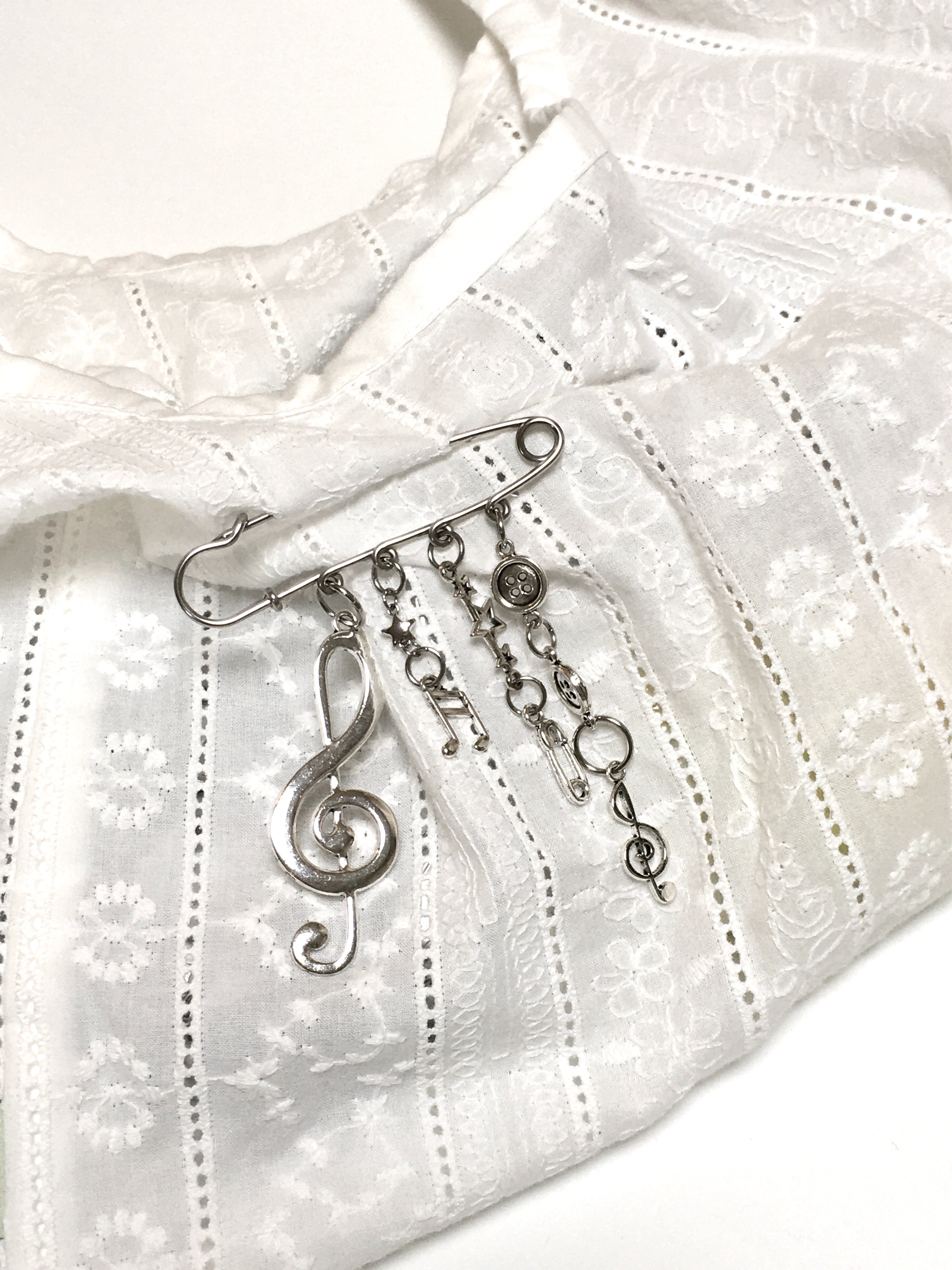 Melody brooch