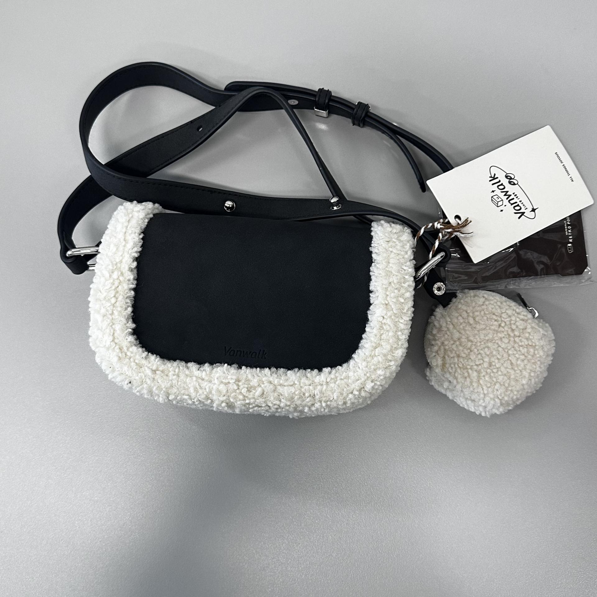 [SAMPLE SALE] 뽀글이 양털 숄더백 / 블랙