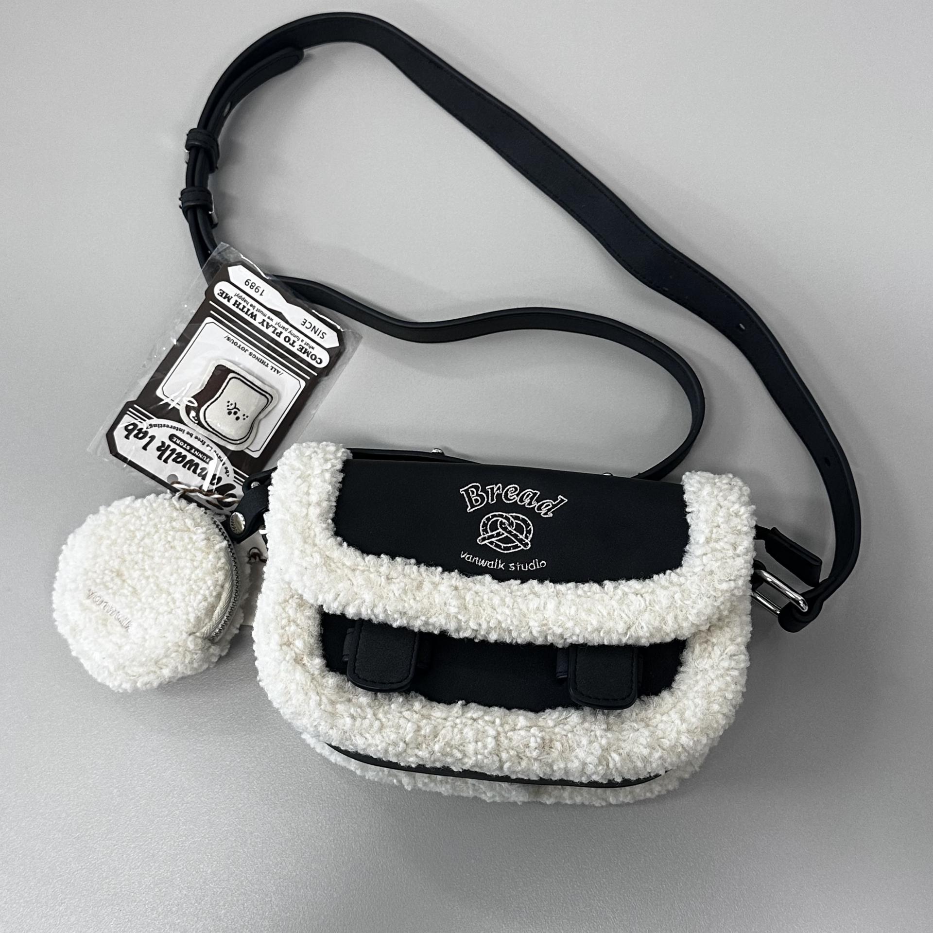 [SAMPLE SALE] 뽀글이 양털 숄더백 / 블랙