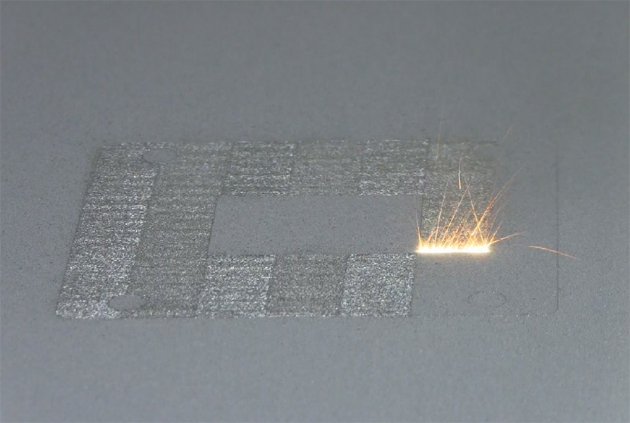 금속 분말층 위를 레이저가 지나며 재료를 용융하는 NIST 공정 사진