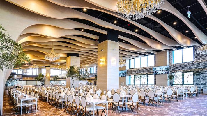 까사그랑데 센트로 웨딩홀 에떼르노홀 피로연장내 하객석과 테이블