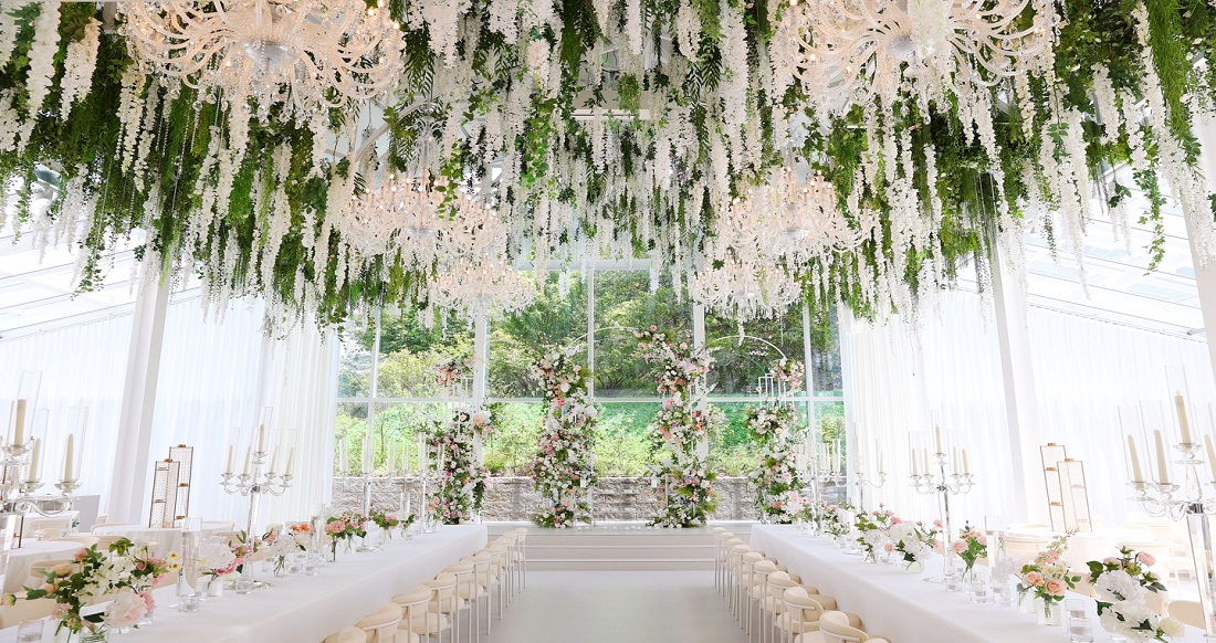 브라이튼하우스 웨딩홀 메인 꽃장식과 하객석 사