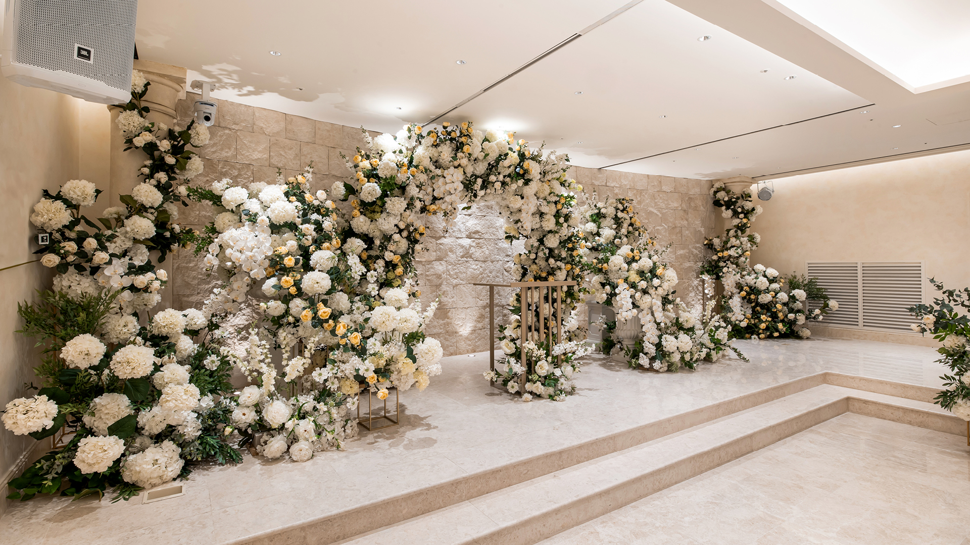 하우스오브더라움 웨딩홀 아마리스홀 단상과 플라워디렉팅