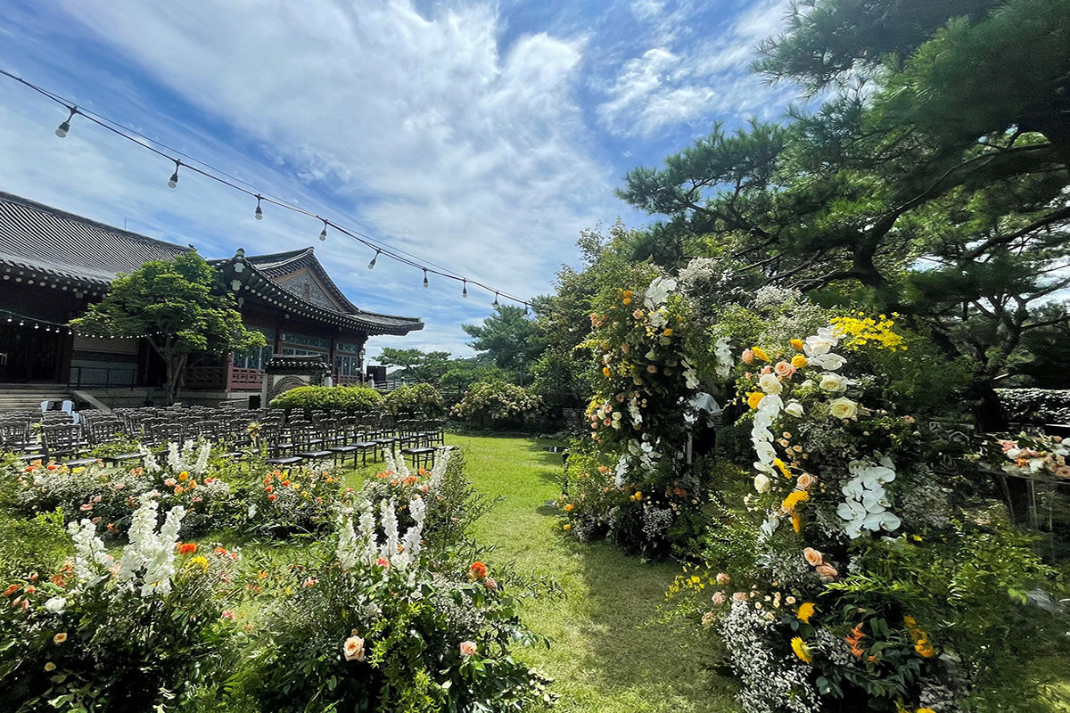 삼청각 일화당 야외 웨딩 꽃과 조명 연출