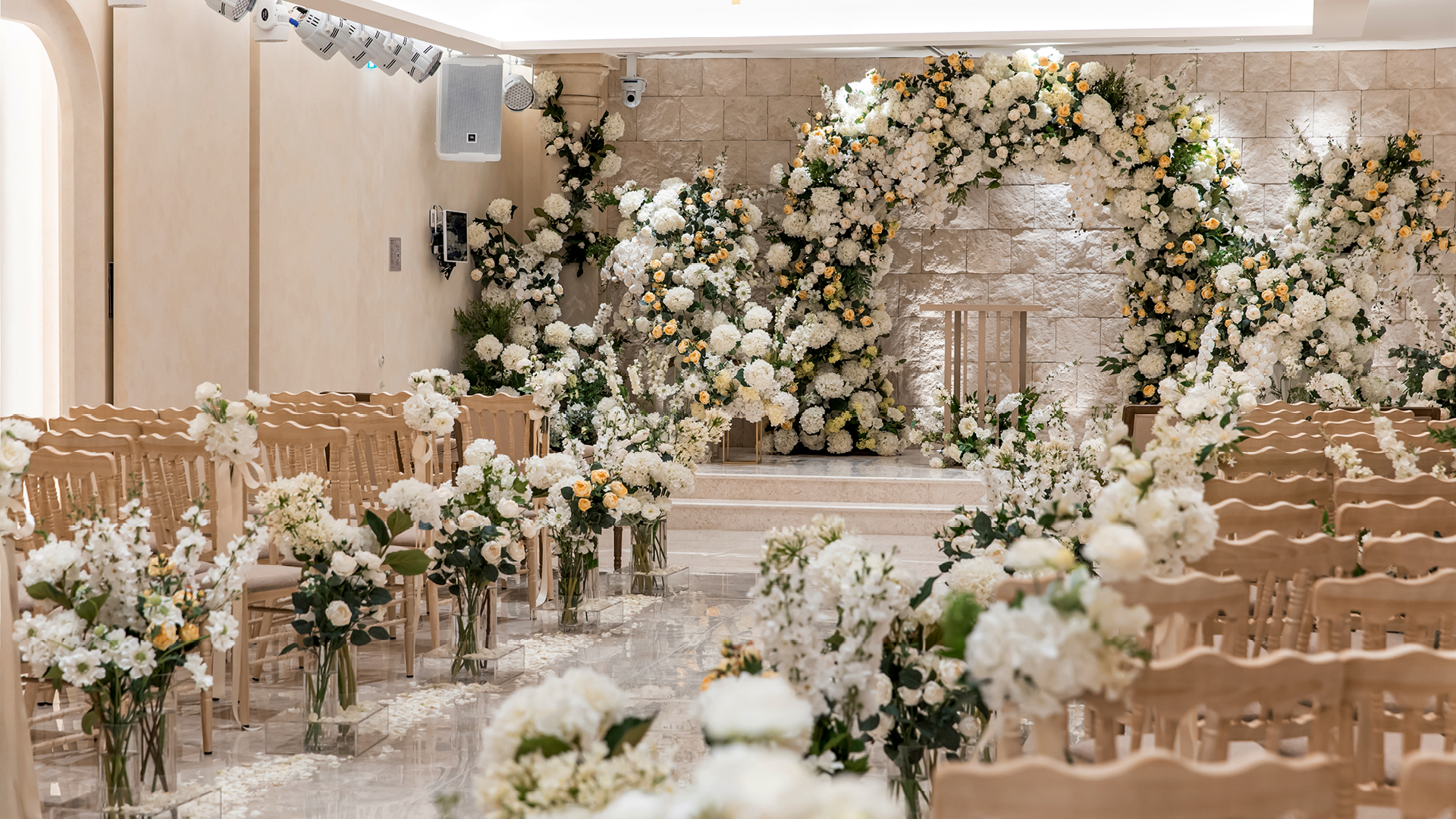 하우스 오브 더 라움 웨딩홀 아마리스홀 하객석과 꽃장식으로 둘러쌓인 단