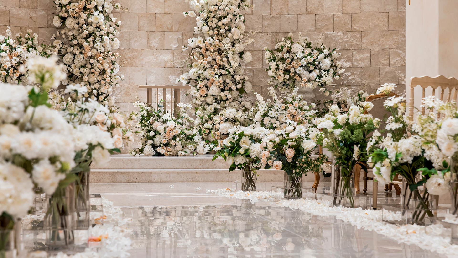 하우스 오브 더 라움 웨딩홀 벨루스홀 내부 인테리어와 꽃장